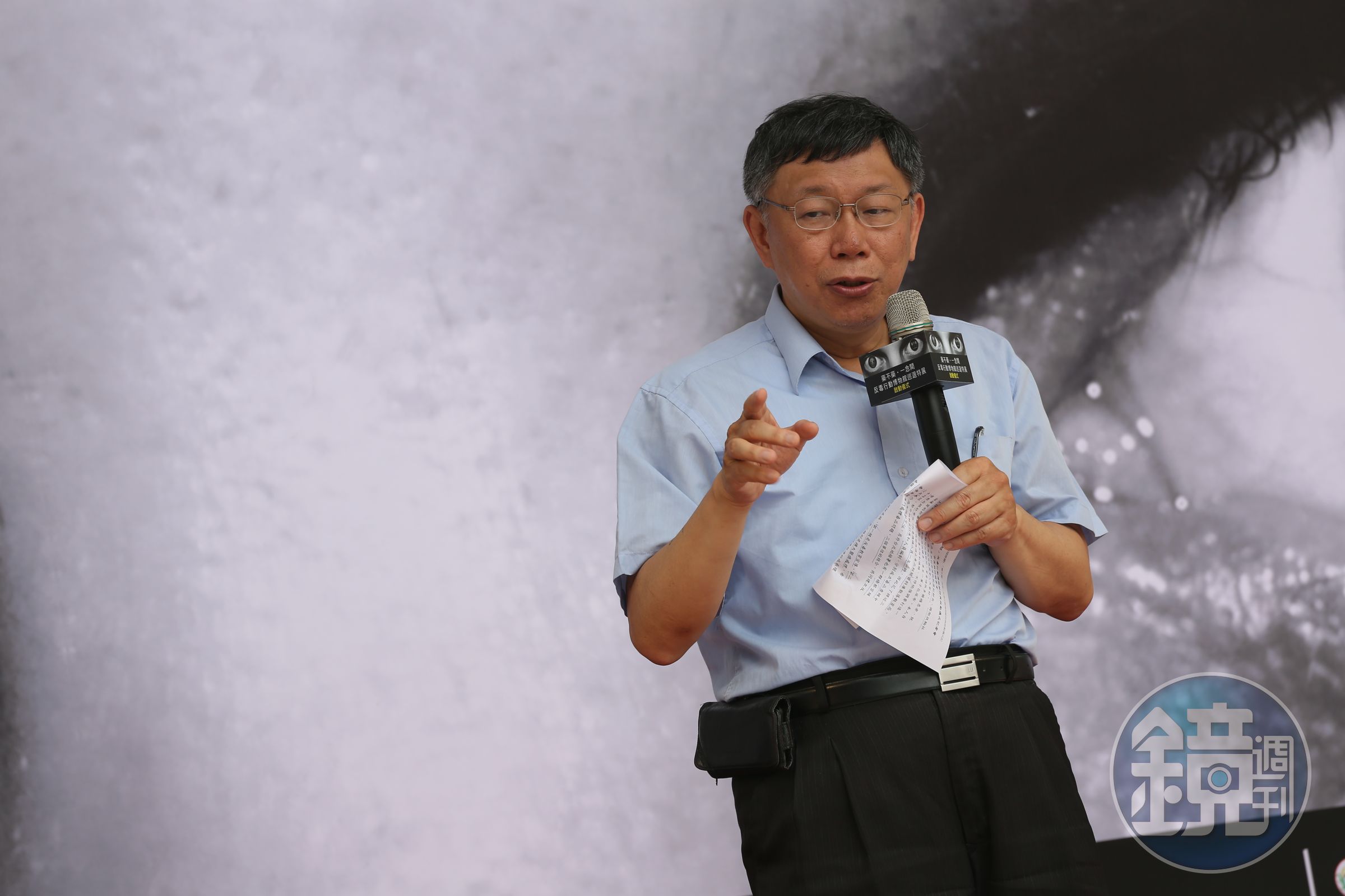 台北市長柯文哲每天搭公車上班，但近日他頻被民眾堵車嗆聲，市府發言人劉奕霆表示，本週五（31日）開始，柯文哲改搭公務車上班。    