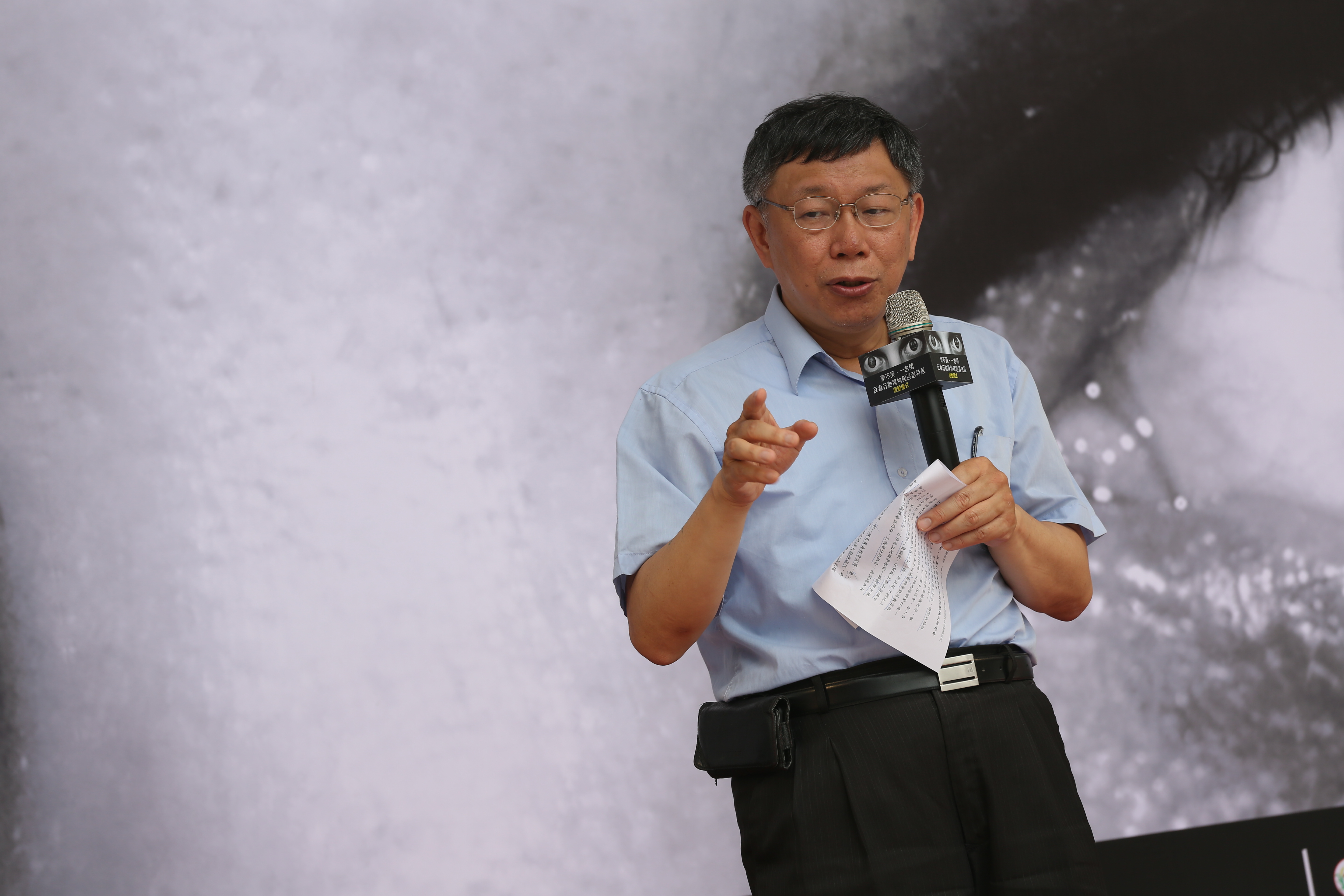 台北市長柯文哲每天搭公車上班，但近日他頻被民眾堵車嗆聲，市府發言人劉奕霆表示，本週五（31日）開始，柯文哲改搭公務車上班。    