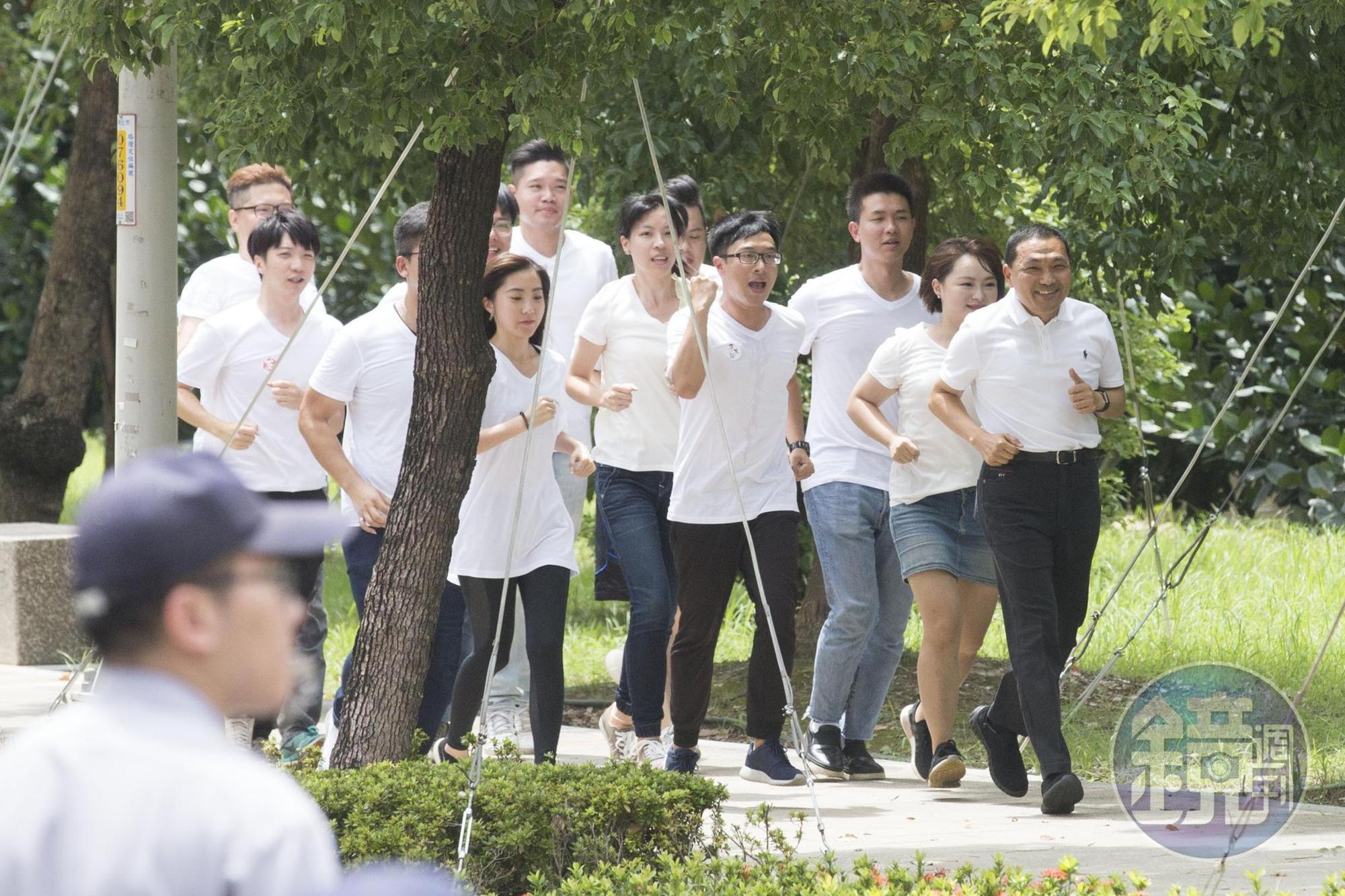 國民黨新北市長參選人侯友宜今與幕僚跑進選委會登記參選。