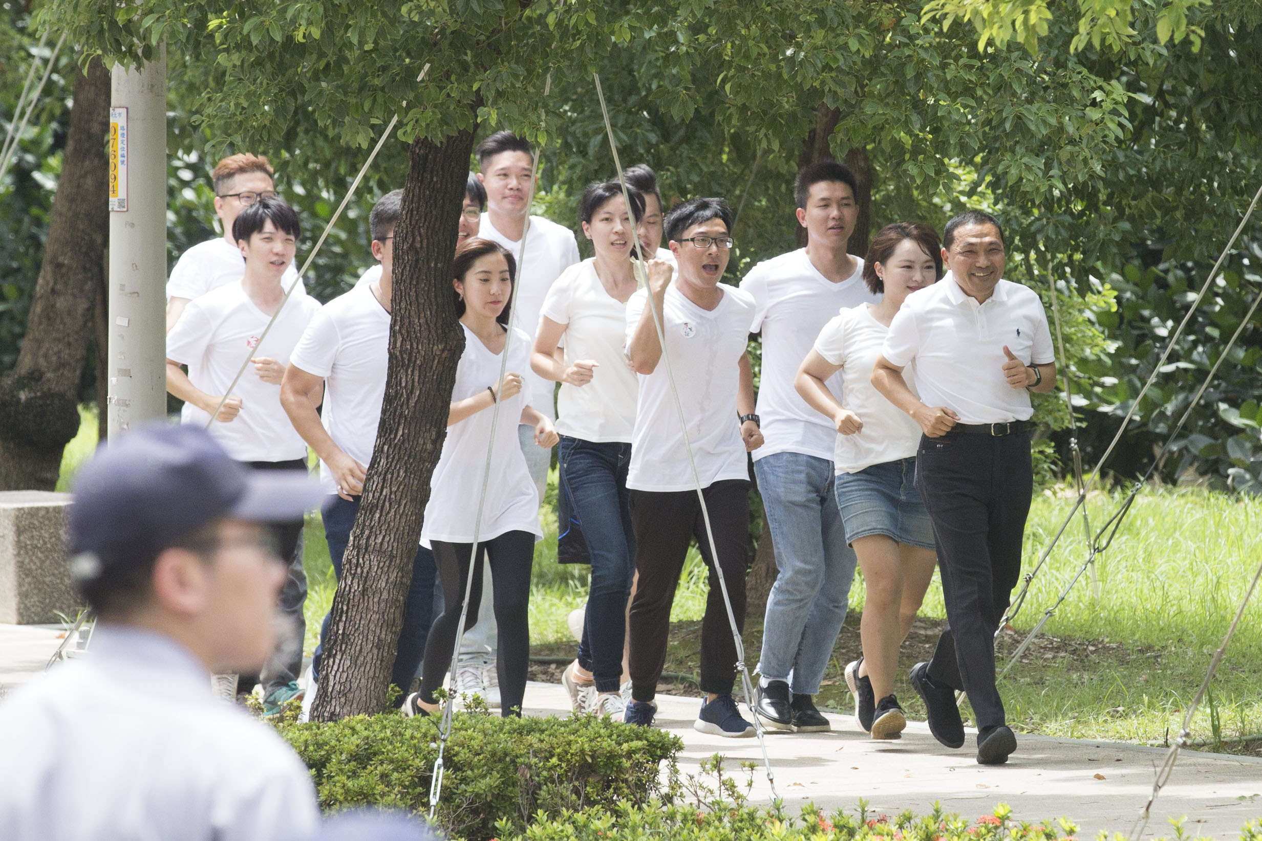 國民黨新北市長參選人侯友宜今與幕僚跑進選委會登記參選。