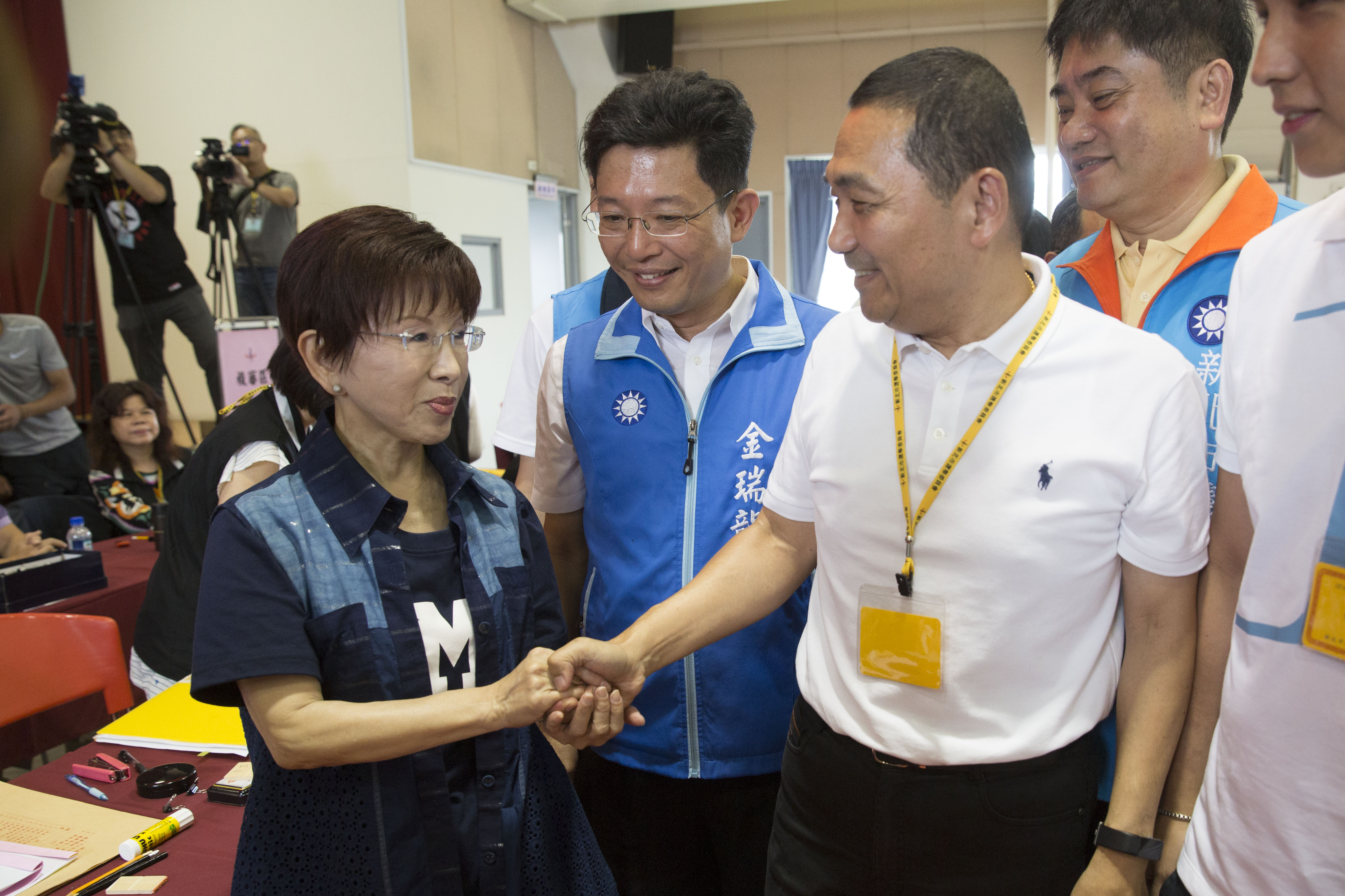 侯友宜今到新北市選委會登記參選,巧遇前國民黨主席洪秀柱。