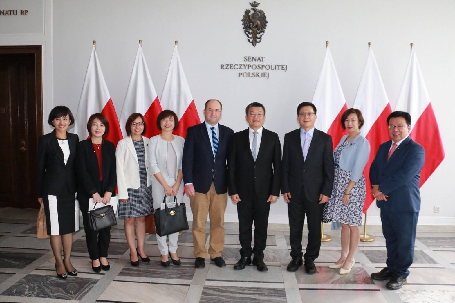 邱議瑩（左1）目前人在波蘭國會交流，對於各方指教表示虛心接受。（翻攝自登真-邱議瑩臉書）