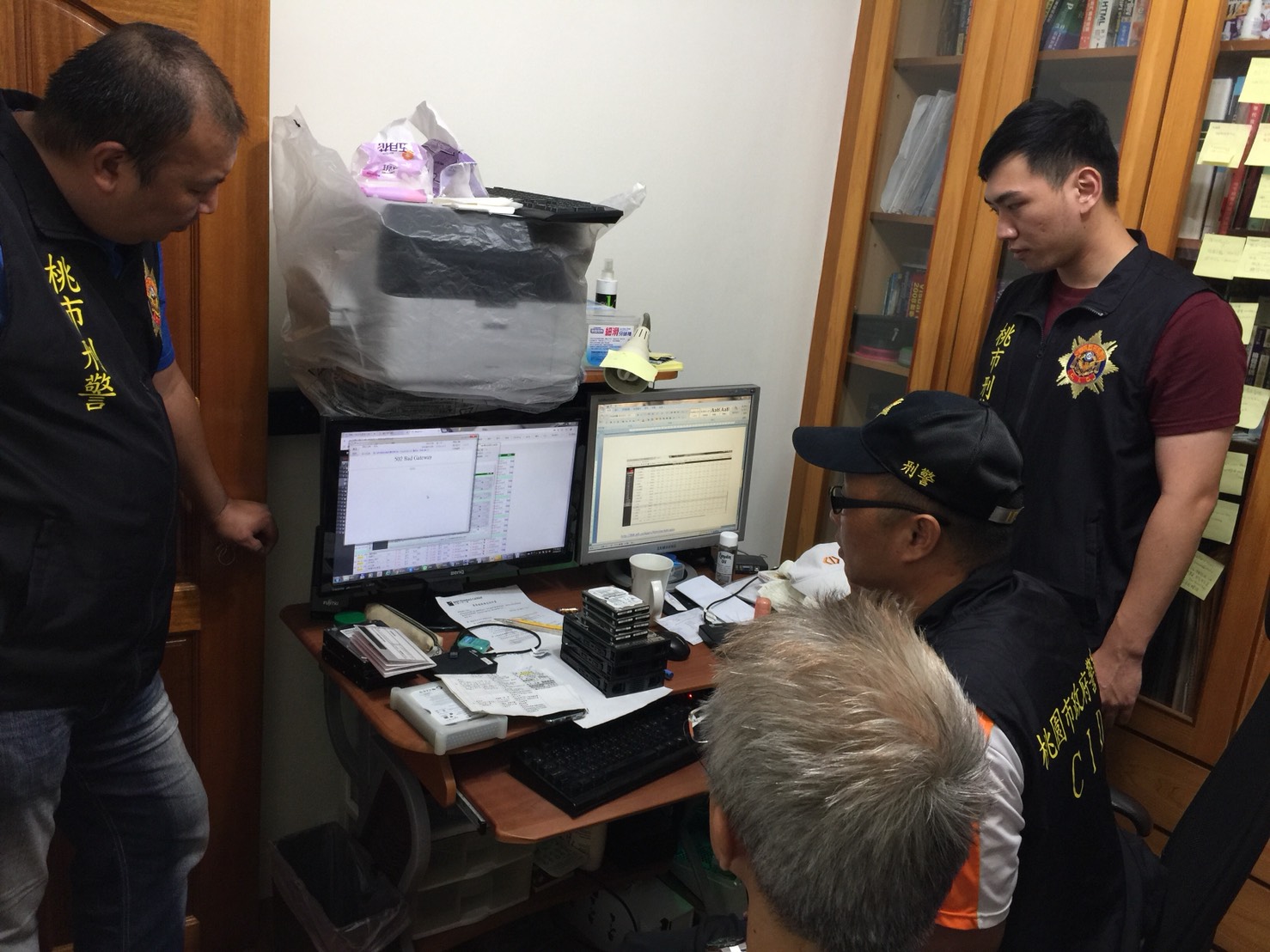 警方搜索全台共24個賭博處所。（刑事局提供）