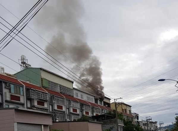 大里公教街一處民宅神明廳今天凌晨起火，遠遠就可看到濃煙竄出。（消防局提供）