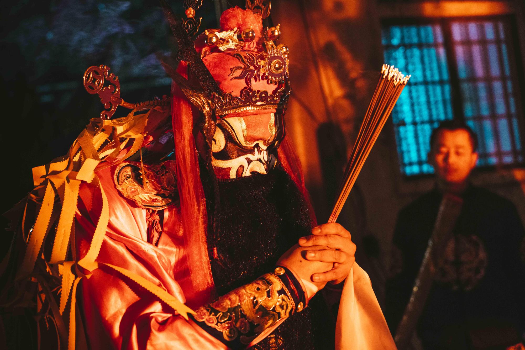 《粽邪》找來厚底子演員陳博正（阿西）擔任法師一角，由在台中彰化一代擔任鍾馗代言人的宗教顧問許白龍臥雲親自為阿西的鍾馗妝開臉。（華影提供）