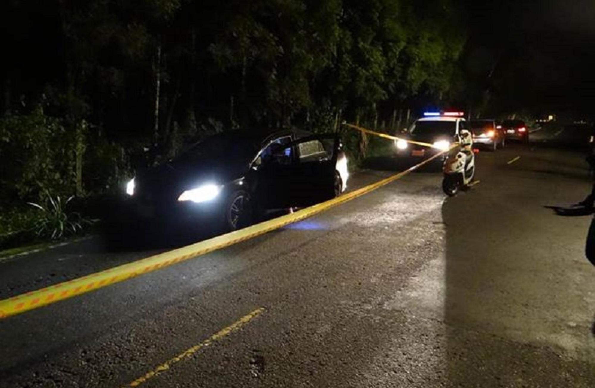 茶農遭狙殺現場，警方拉封鎖線採證。（警方提供）