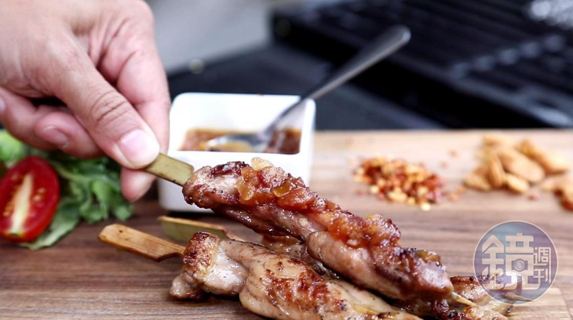 當威士忌撞上BBQ，這一款「火辣肉桂風味雞肉串搭酒漬果乾」肯定讓貓王想告別田納西，來台開趴。