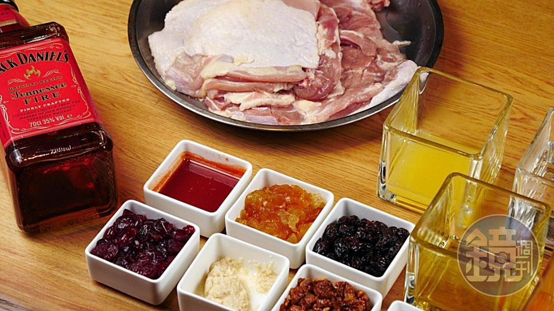 「火辣肉桂風味雞肉串搭酒漬果乾」的準備食材。