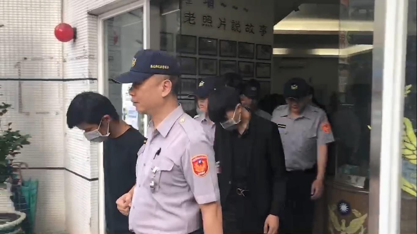 砍人的嫌犯被警方移送法辦,還有人穿著酒店經紀的制服。(翻攝畫面)