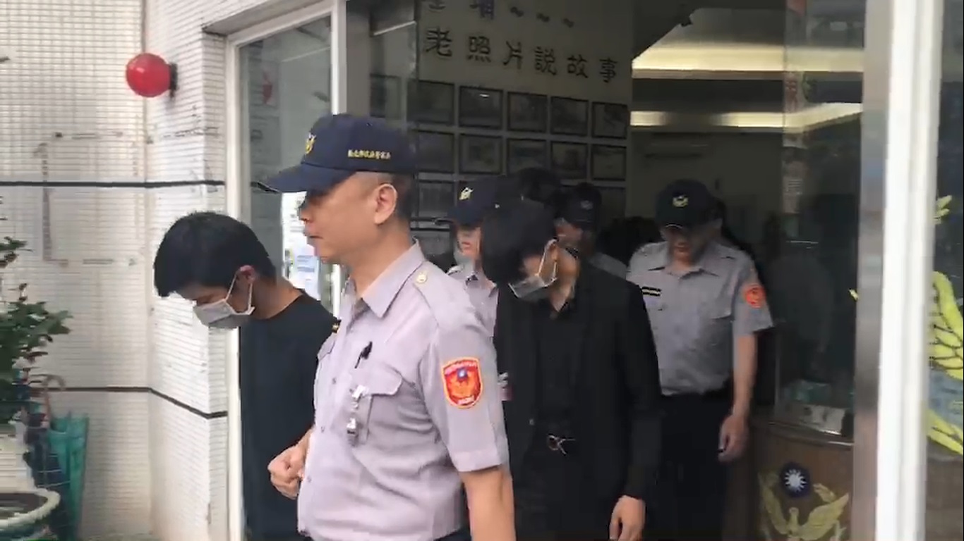 砍人的嫌犯被警方移送法辦,還有人穿著酒店經紀的制服。(翻攝畫面)