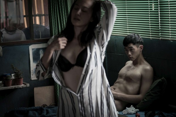 《情色小說》描述女作家江郎才盡，只好用性愛交易，換得影子寫手幫忙寫小說。（高雄電影節提供）