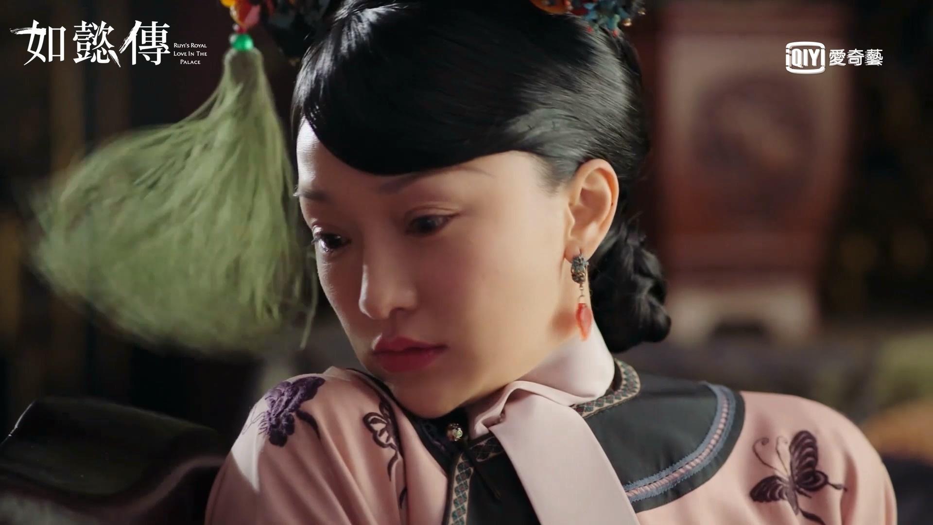 周迅在《如懿傳》被痛失愛子的玫貴人怒甩巴掌，臉上明顯紅印。（愛奇藝台灣站提供）
