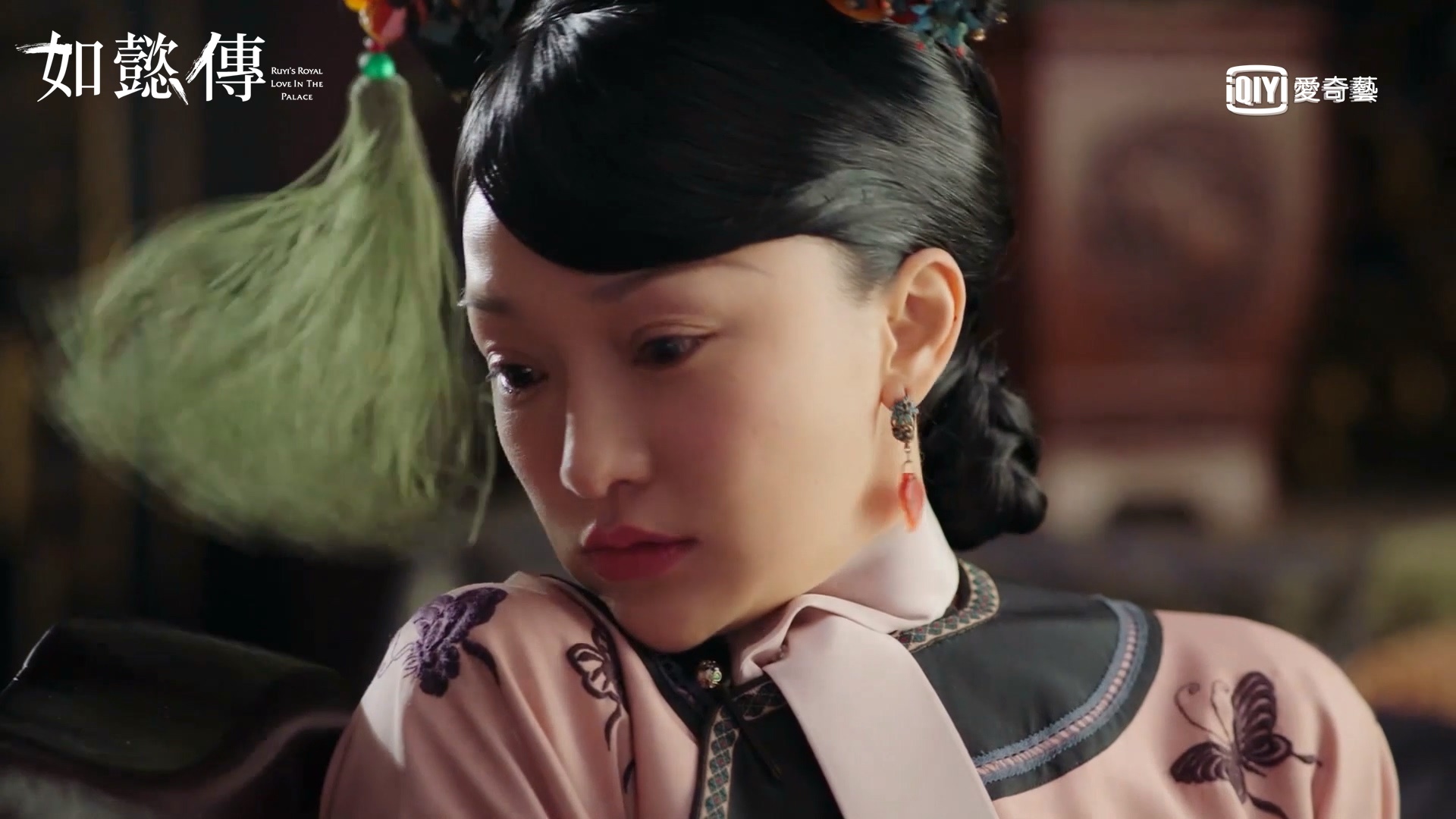 周迅在《如懿傳》被痛失愛子的玫貴人怒甩巴掌，臉上明顯紅印。（愛奇藝台灣站提供）