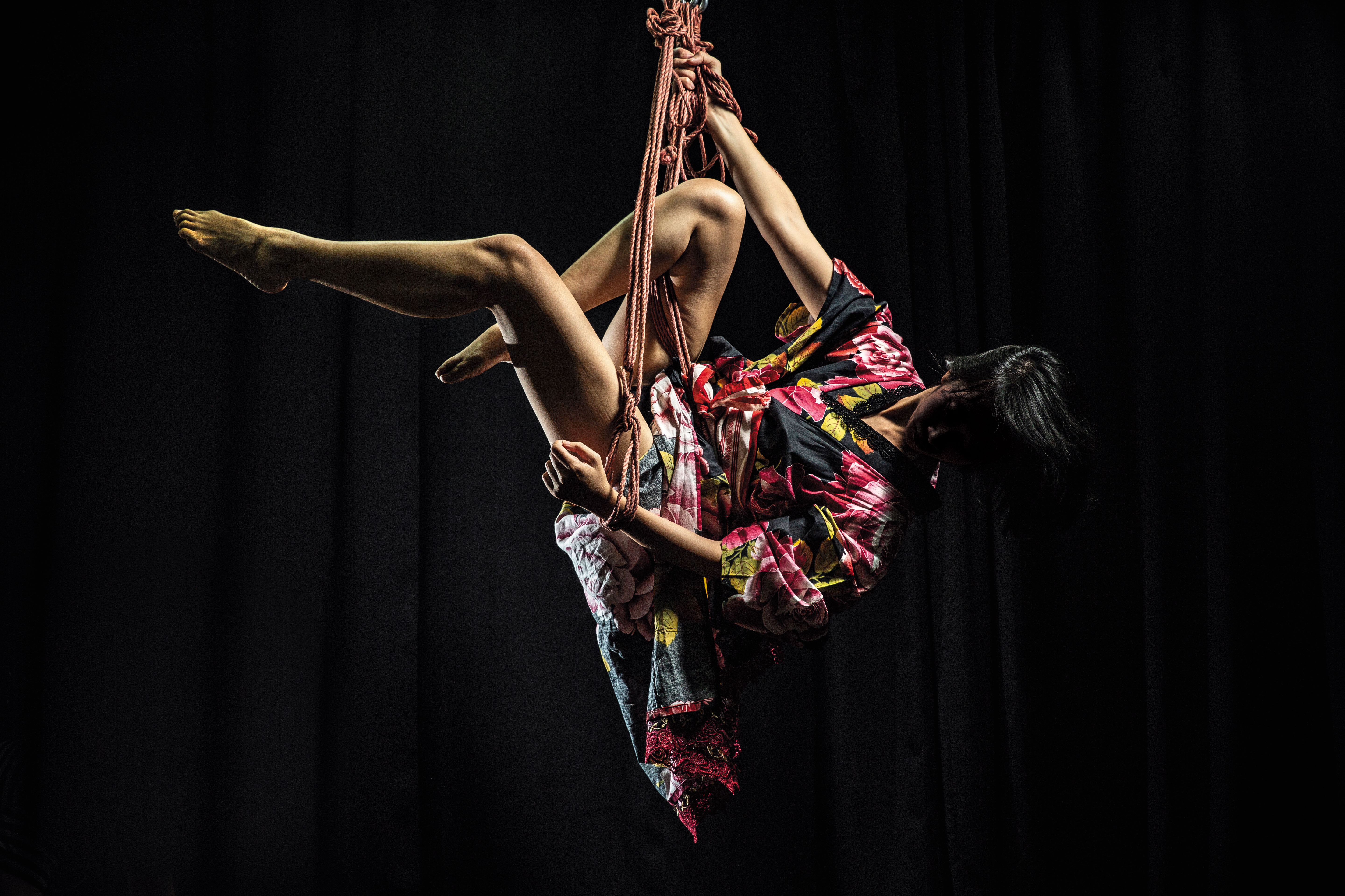 狐狸接觸繩縛十多年，受訪這天，她特地穿上浴衣，把自己綁起來，表演「自縛吊」。