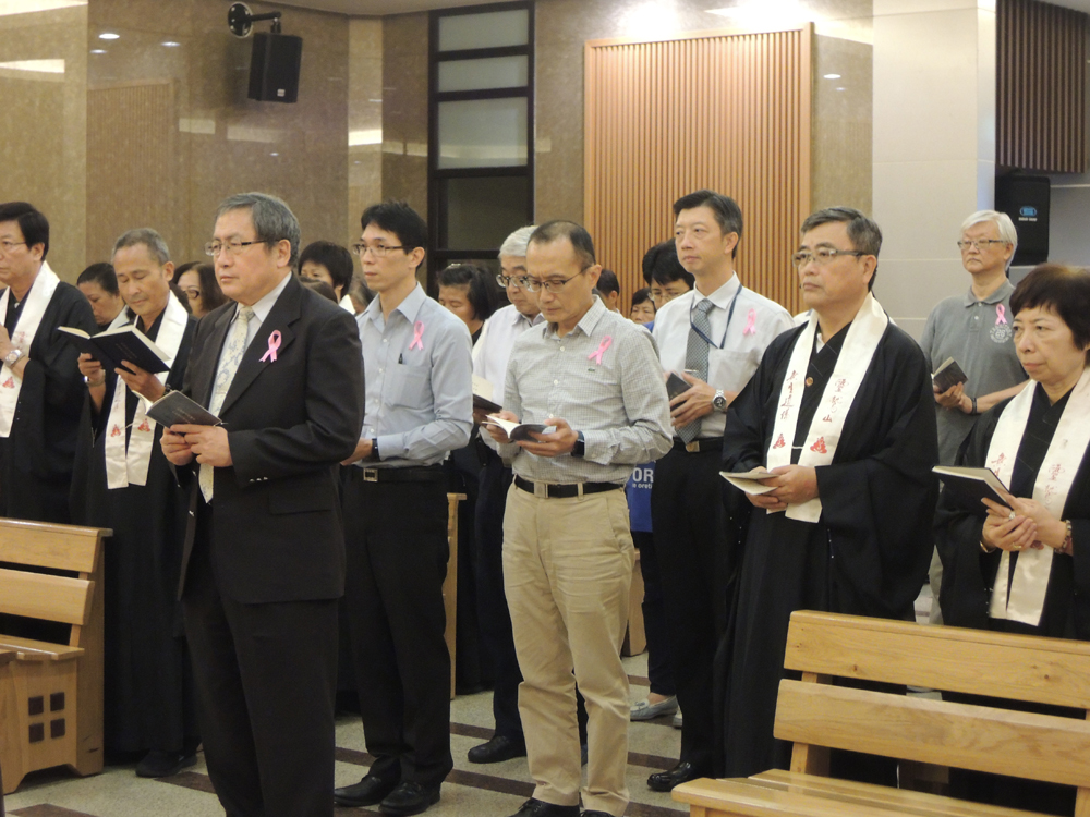 法醫研究所所長涂達人（最前，穿黑西裝者）與靈鷲山舉辦法會，替4,000位亡者臟器送行。（讀者提供）