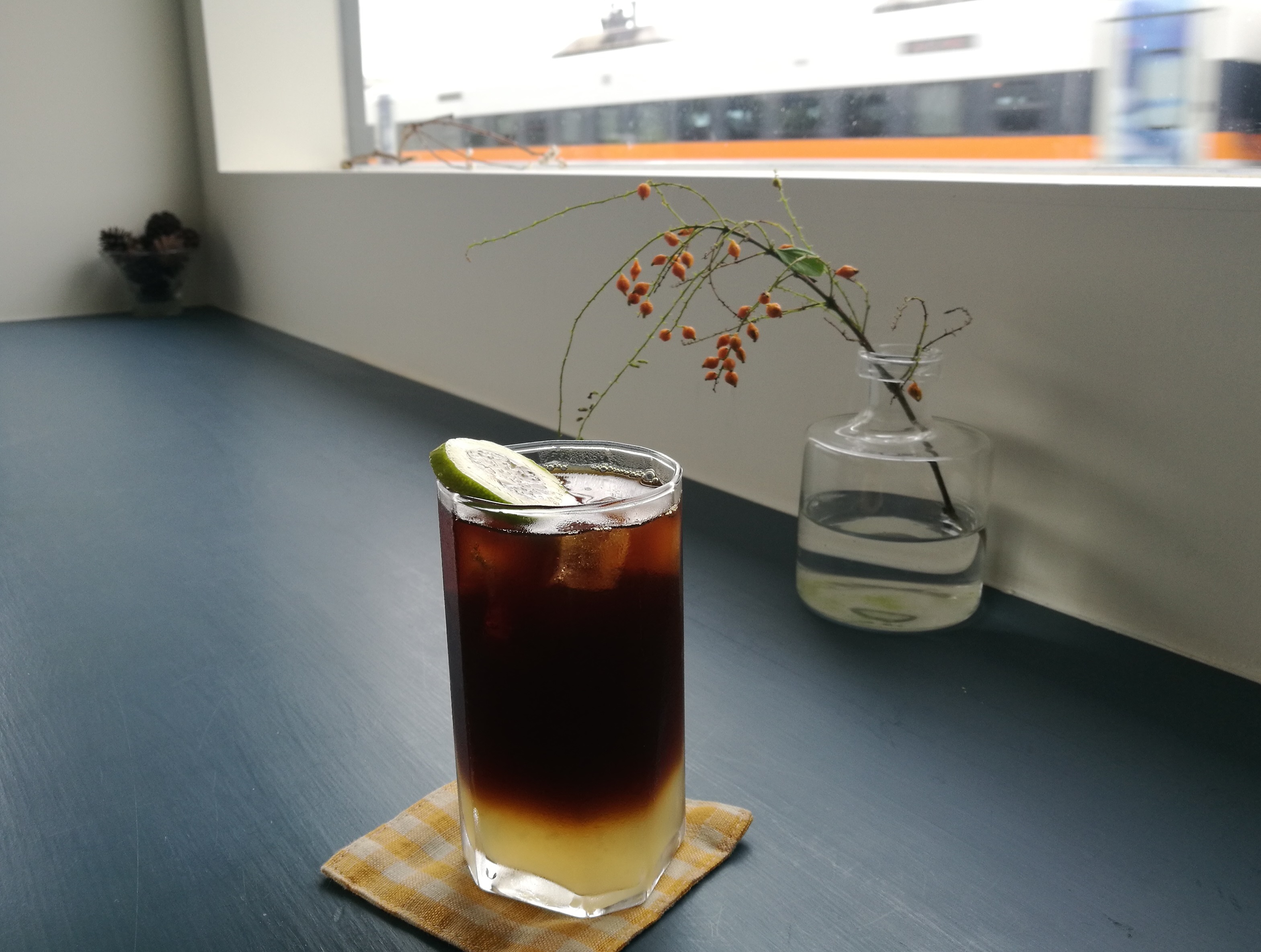 「小花徑咖啡」一杯帶有夏日香氣和清涼「青檸冰咖啡」。（160元／杯）