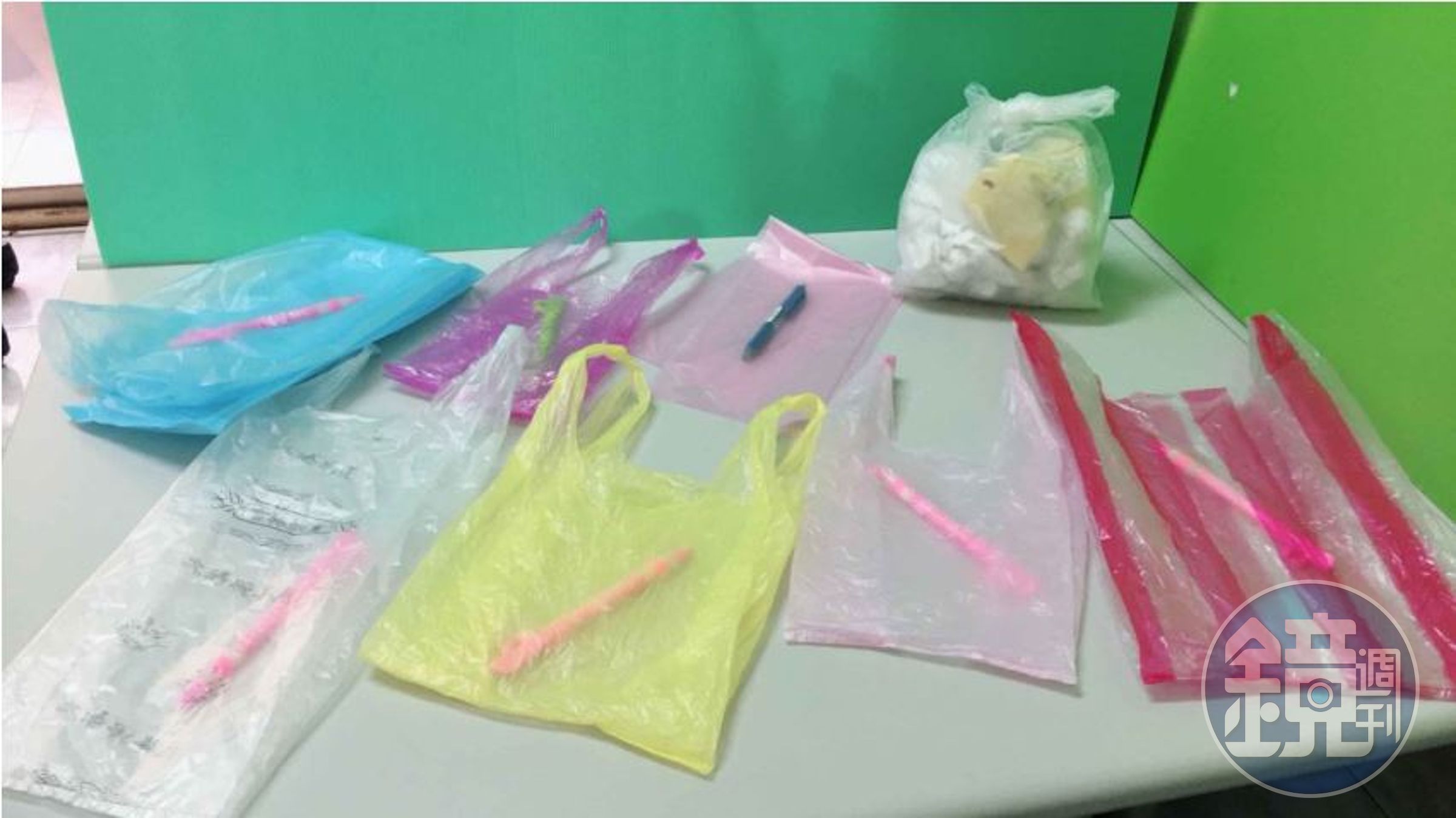 宜蘭縣政府強制規定自9月起民眾須使用透明或半透明垃圾袋，如圖所示，違者將破袋檢查。（宜蘭縣環保局提供）