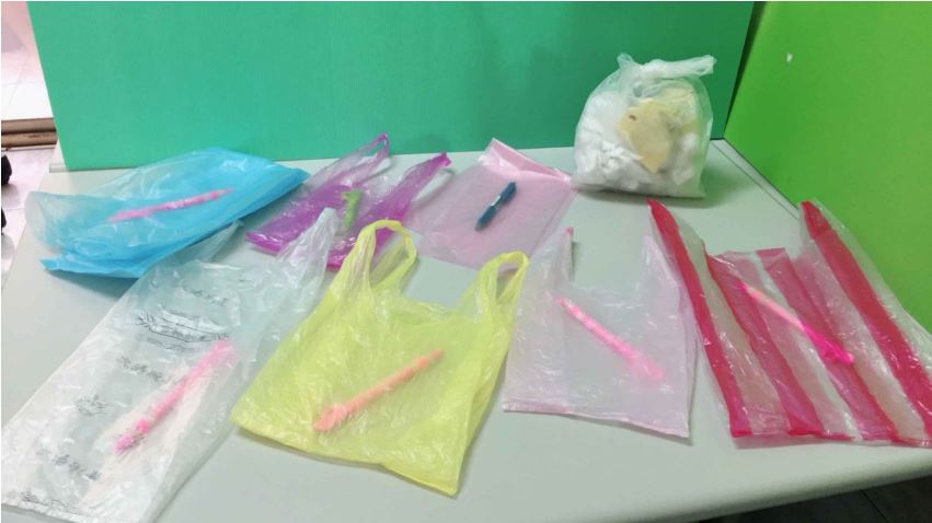 宜蘭縣政府強制規定自9月起民眾須使用透明或半透明垃圾袋，如圖所示，違者將破袋檢查。（宜蘭縣環保局提供）