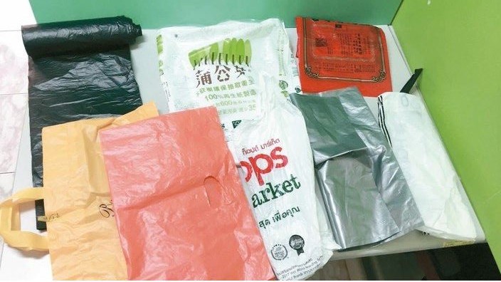 宜蘭縣政府強制規定自9月起民眾須使用透明或半透明垃圾袋。圖為不可使用的不透明塑膠袋。（宜蘭縣環保局提供）