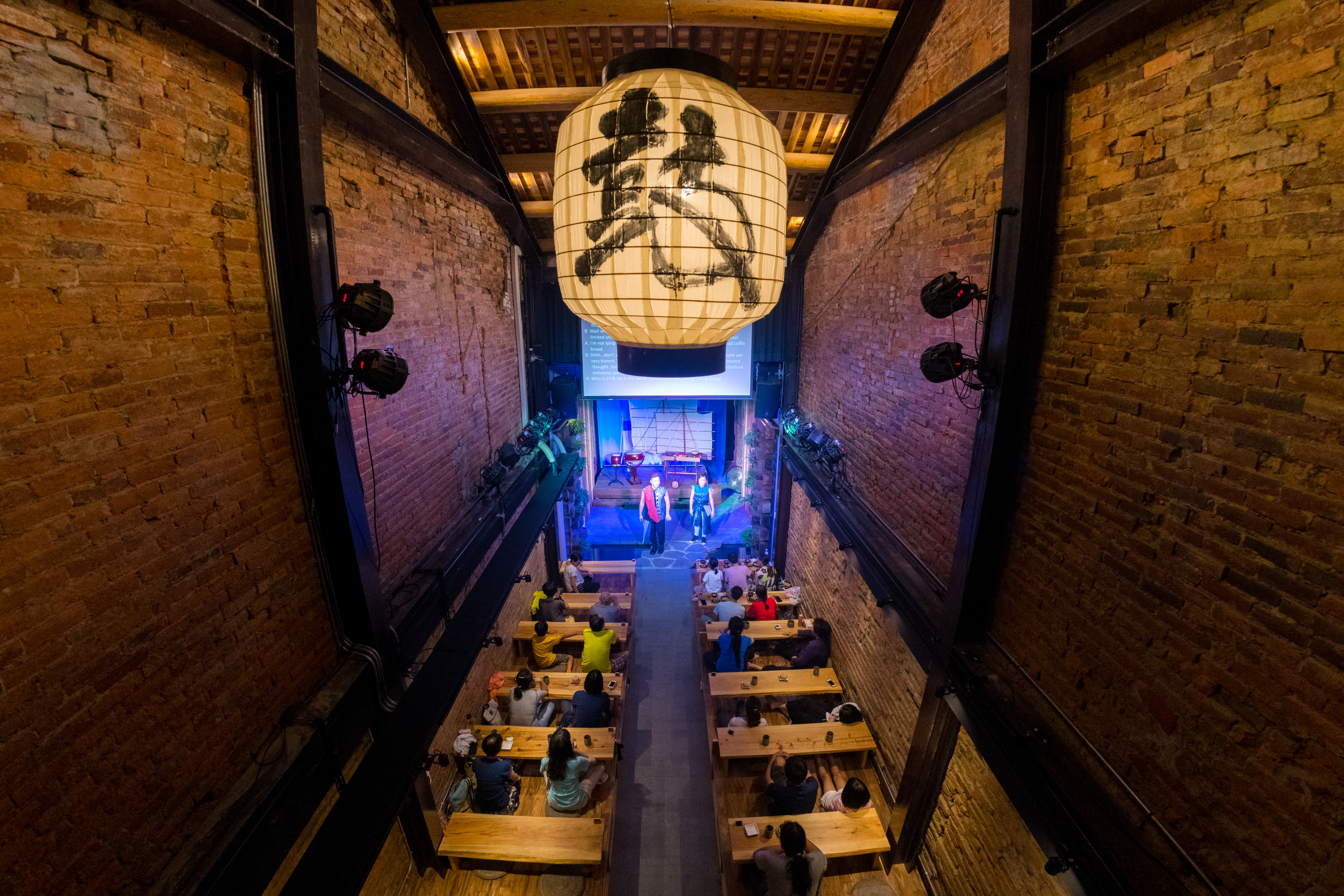 「永樂町鼓茶樓」的老屋劇場充滿張力，表演者十八般武藝樣樣通。