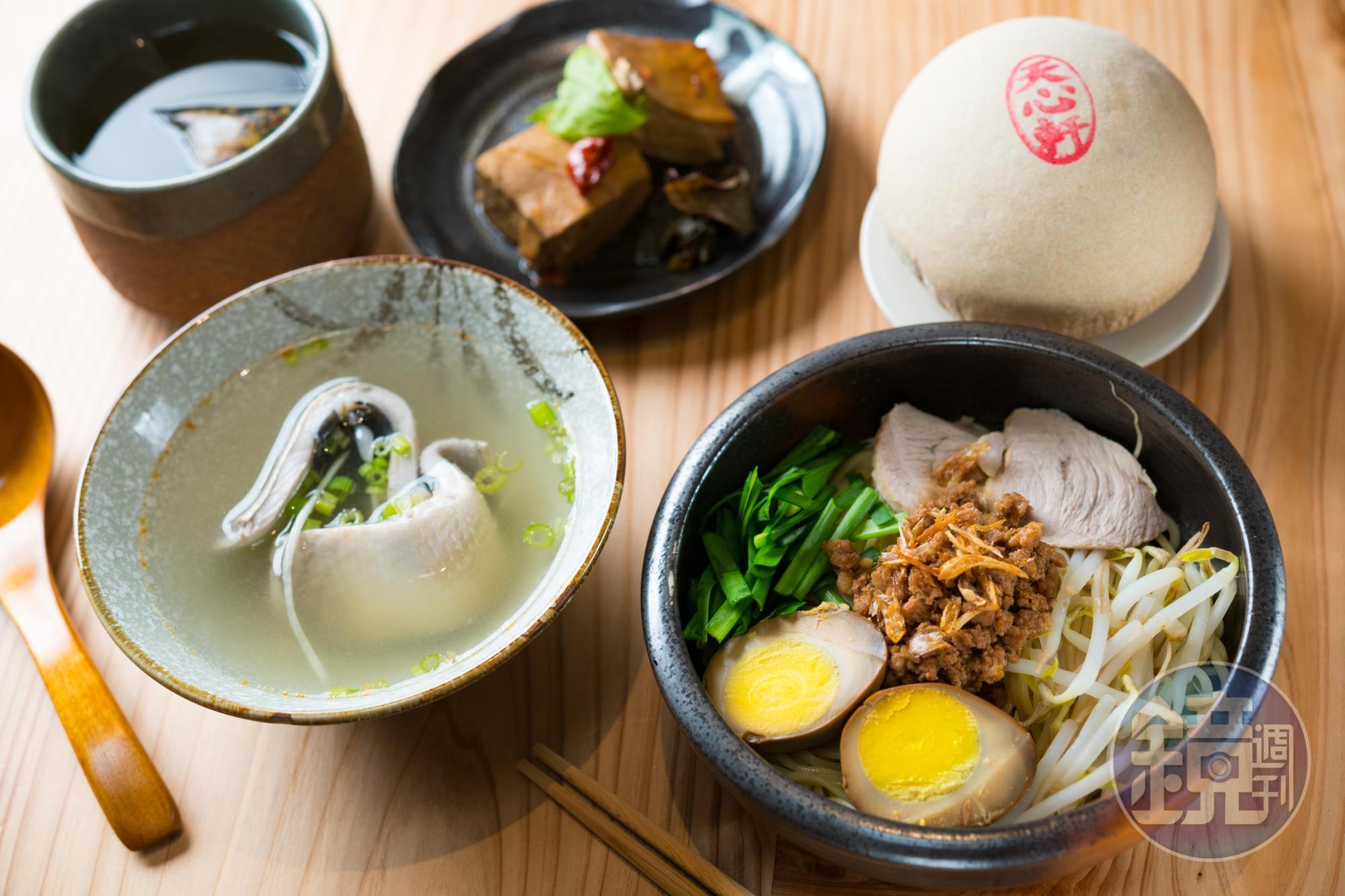 台上搬戲說菜，台下同時品嘗虱目魚湯、擔仔麵、椪餅。