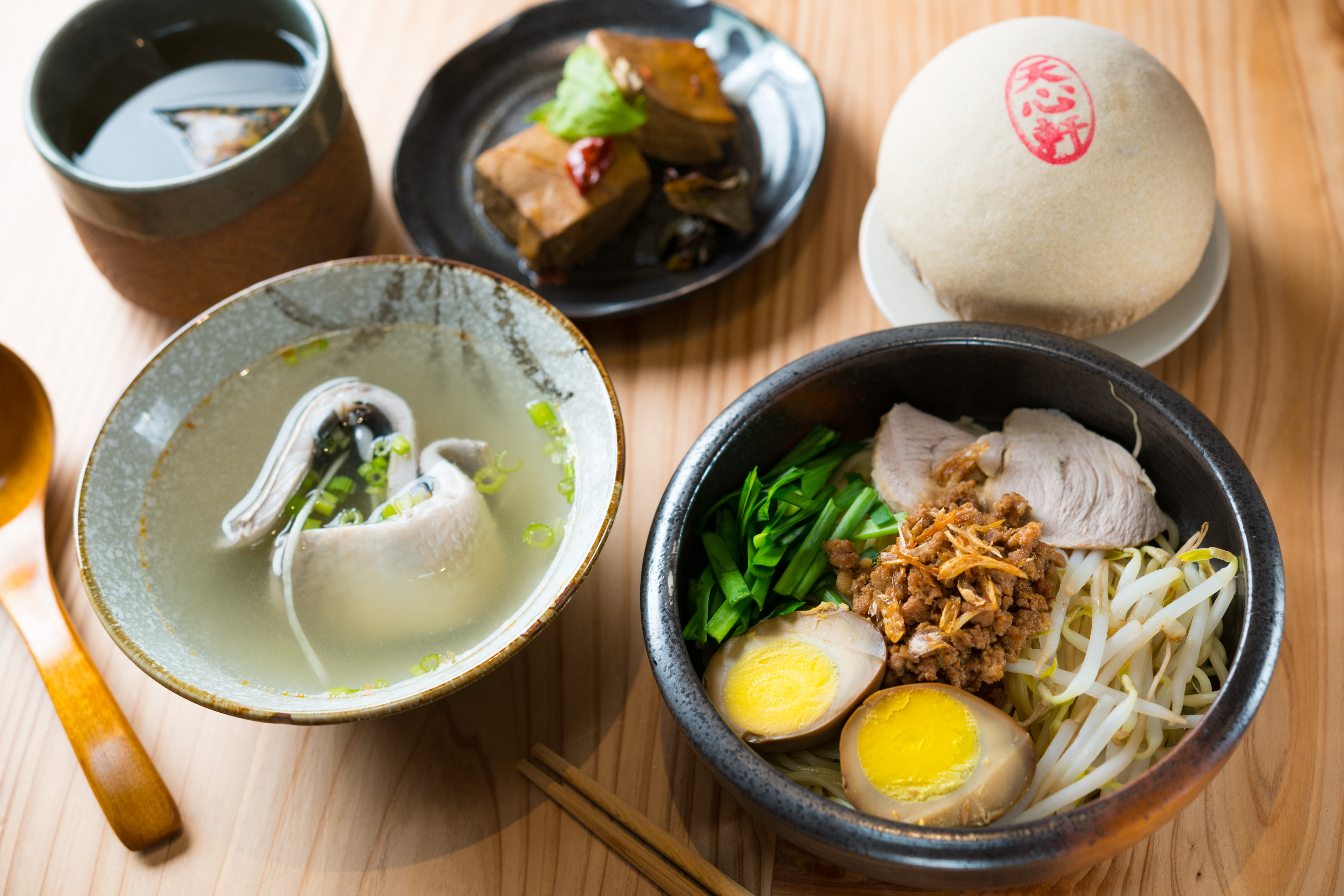 台上搬戲說菜，台下同時品嘗虱目魚湯、擔仔麵、椪餅。