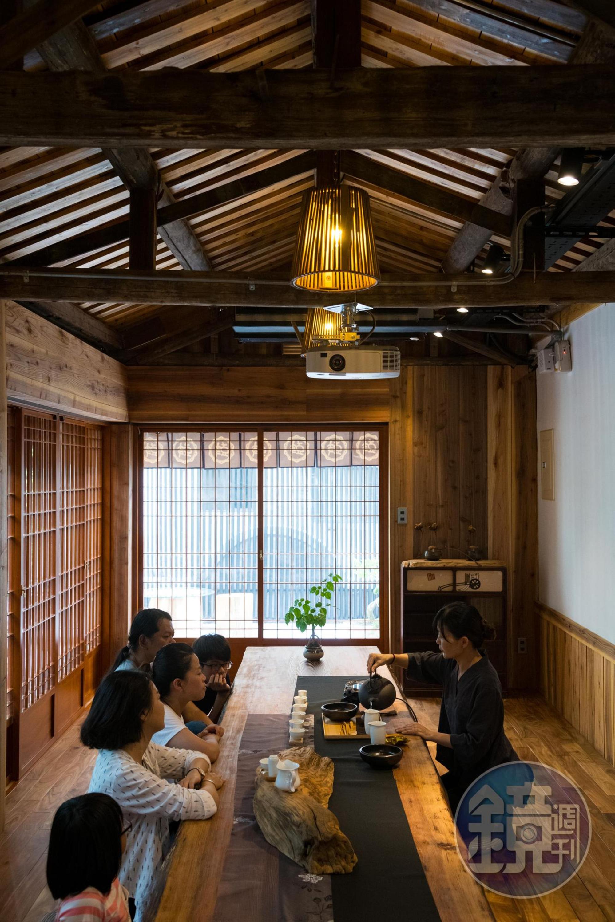 永樂町鼓茶樓將和室改造為茶屋，烹茶品茗，滿室閒情。