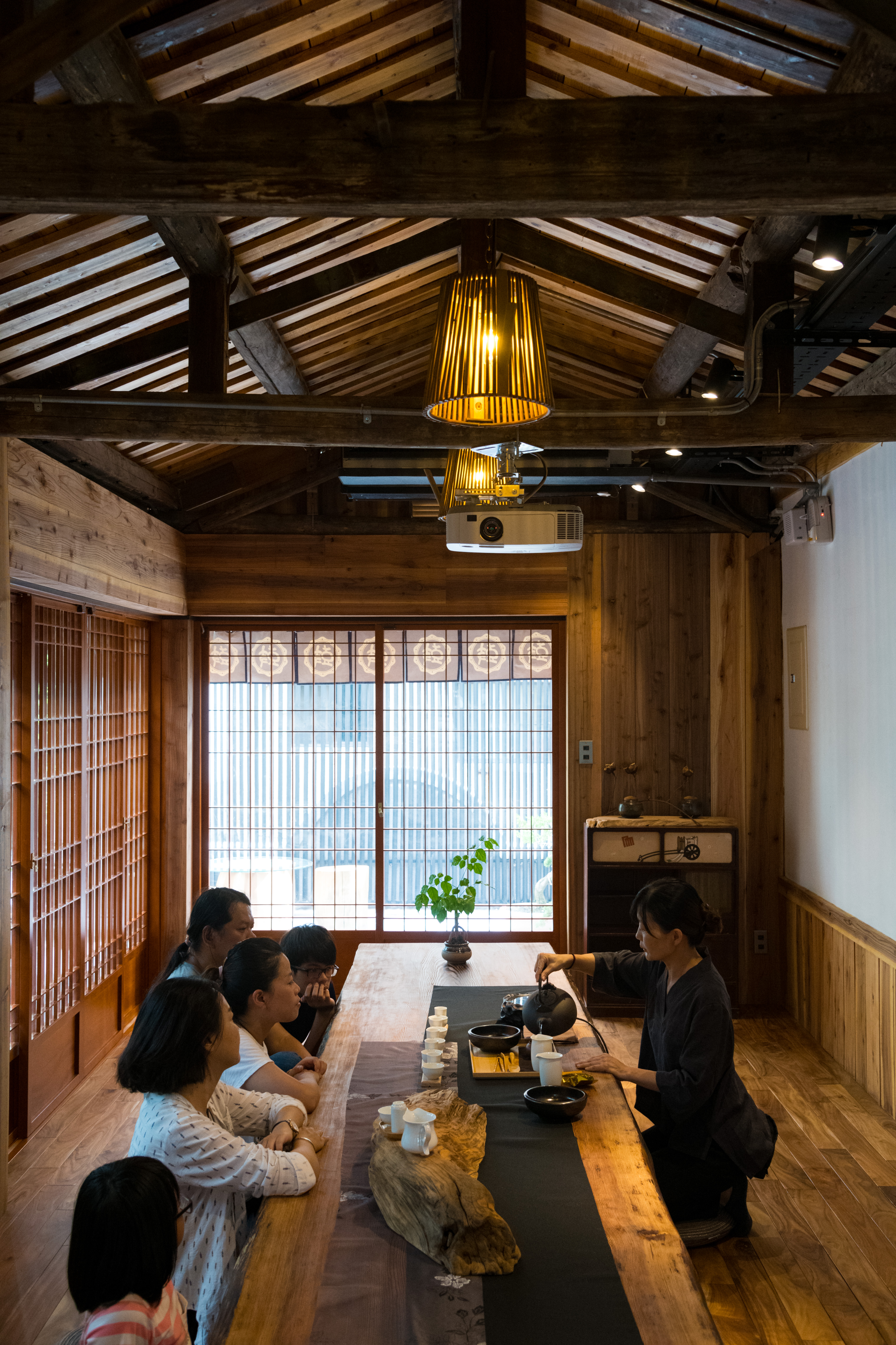 永樂町鼓茶樓將和室改造為茶屋，烹茶品茗，滿室閒情。