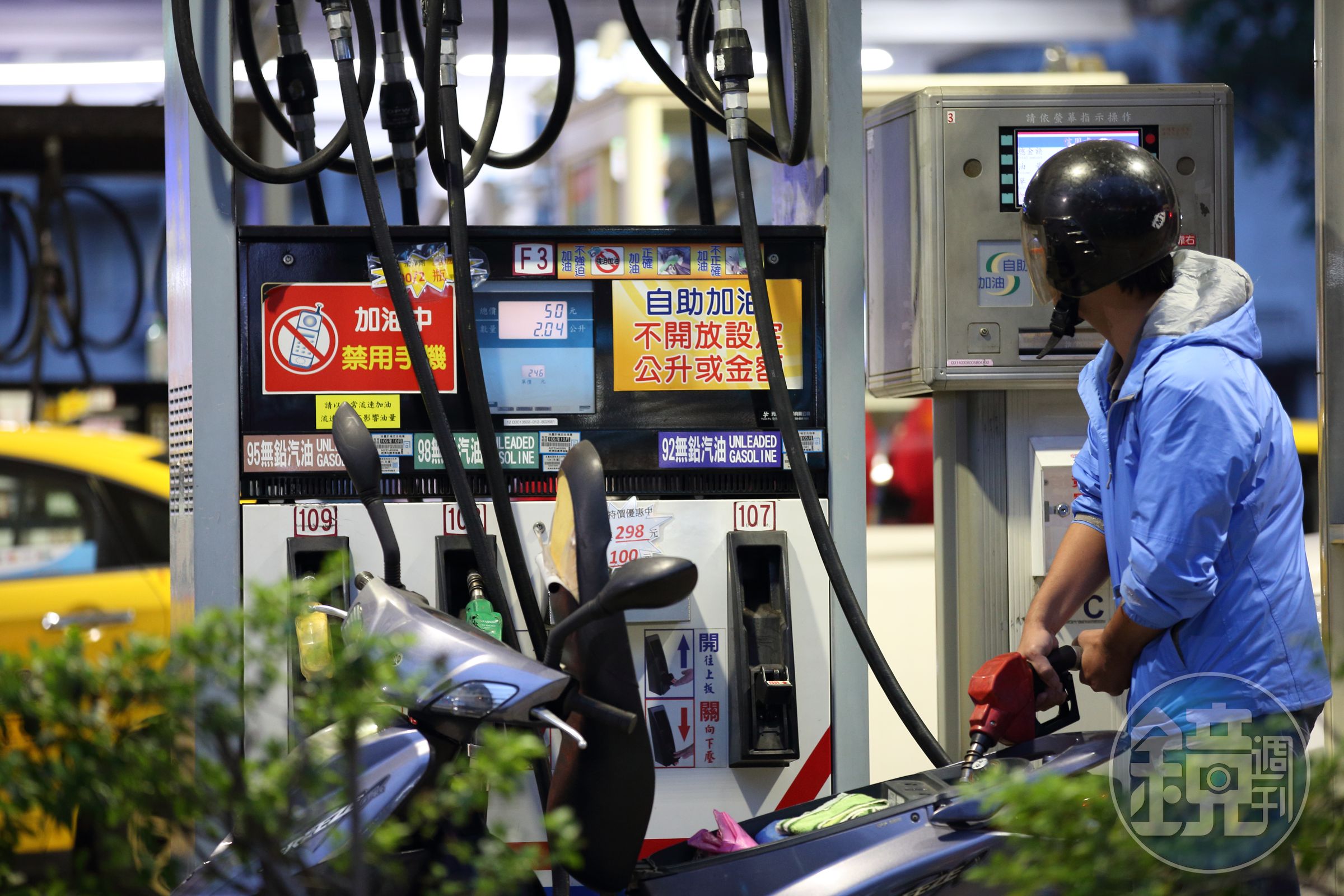 預估中油下週汽柴油每公升將分別調漲0.6、0.8元，可能突破近4年來油價新高。