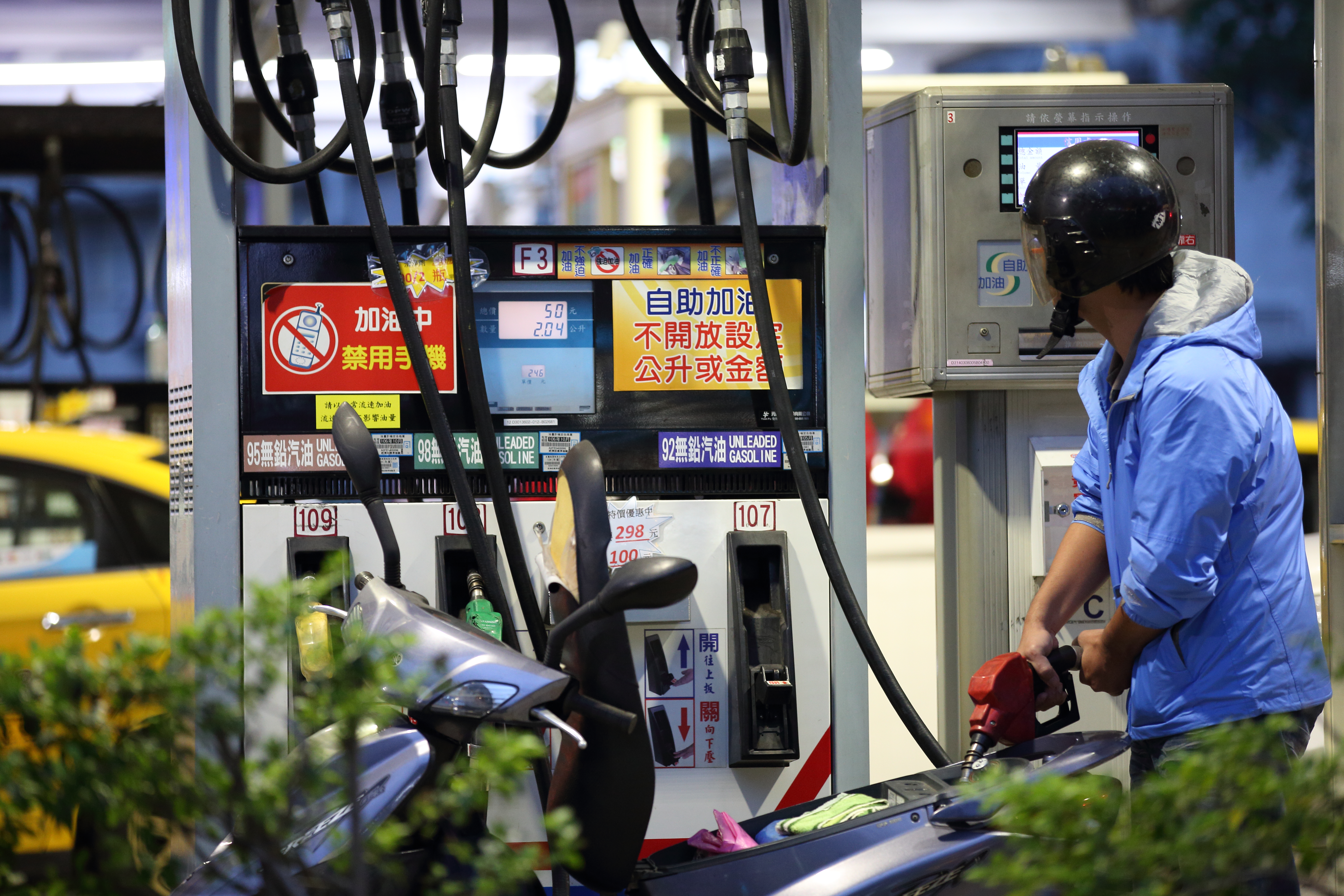 預估中油下週汽柴油每公升將分別調漲0.6、0.8元，可能突破近4年來油價新高。