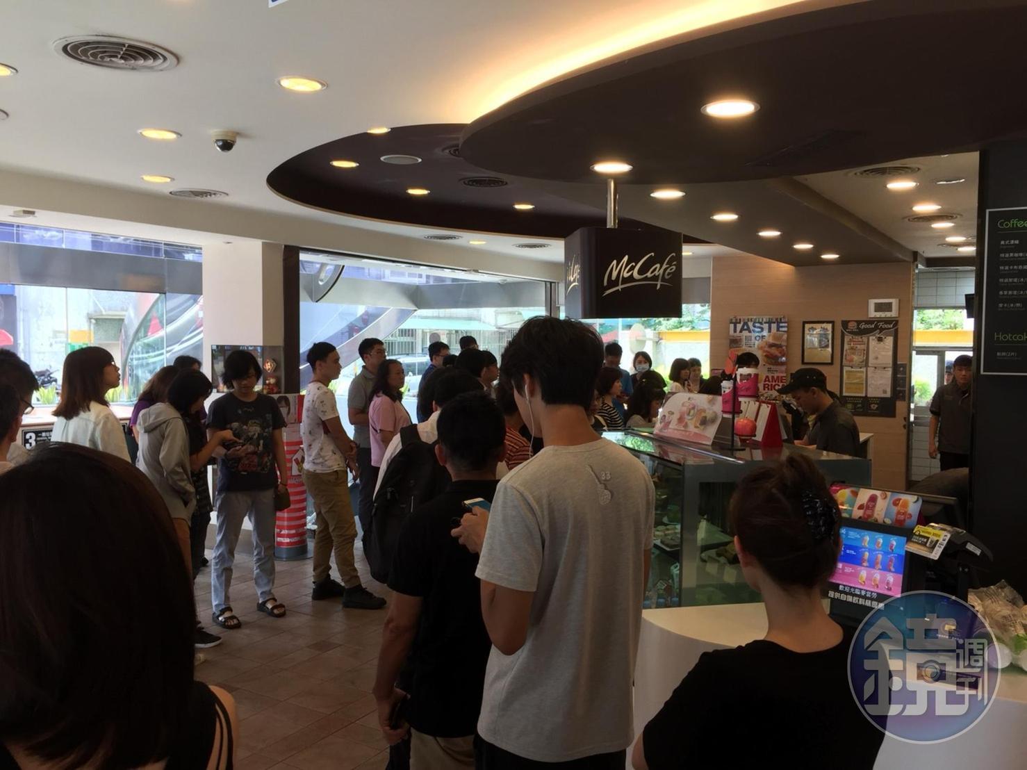 麥當勞推出大麥克買1送1優惠，許多門市已出現長長排隊人龍。