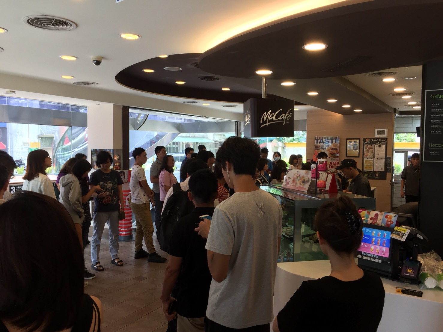 麥當勞推出大麥克買1送1優惠，許多門市已出現長長排隊人龍。