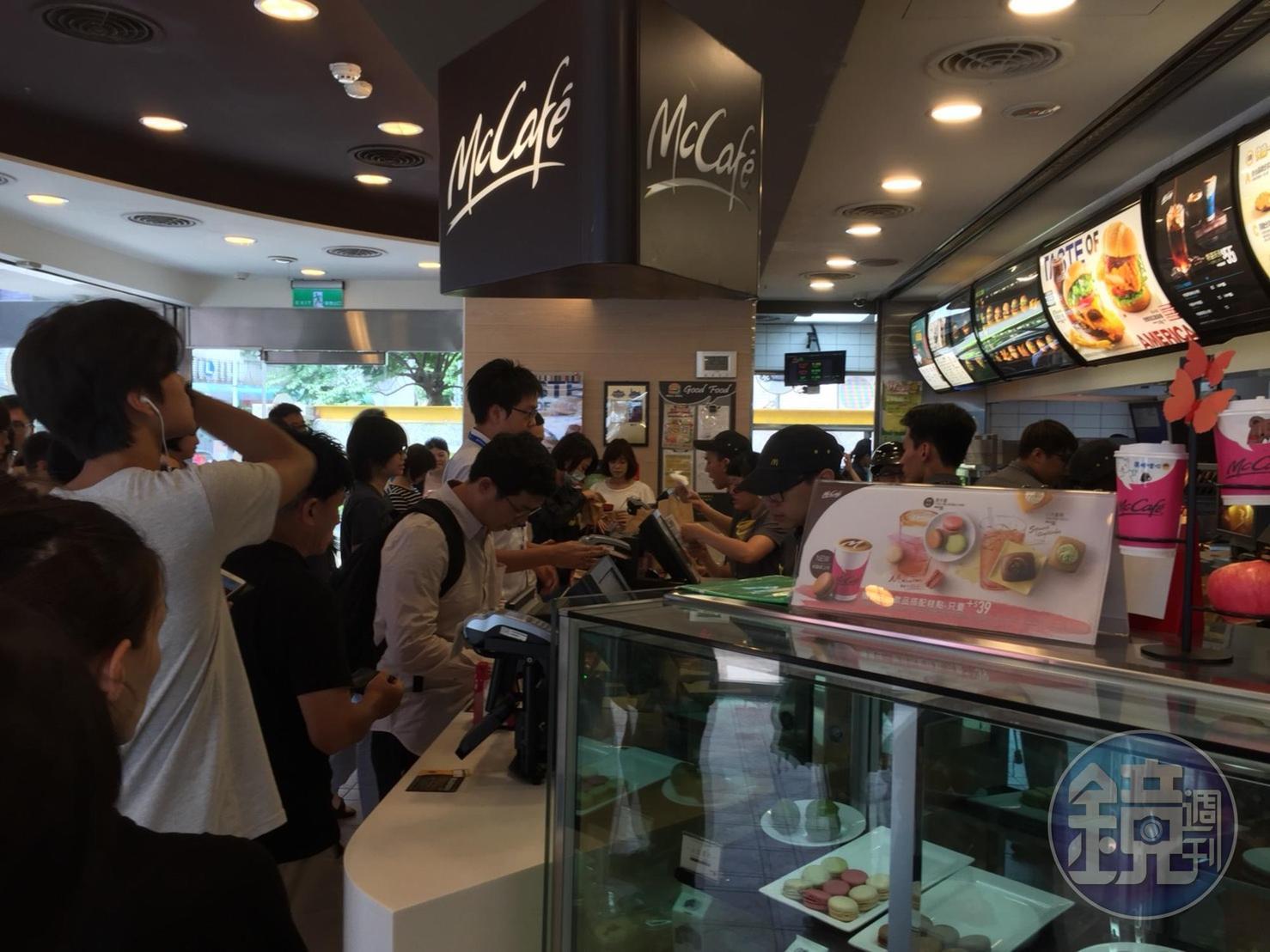 麥當勞推出大麥克買1送1優惠，許多門市已出現長長排隊人龍。