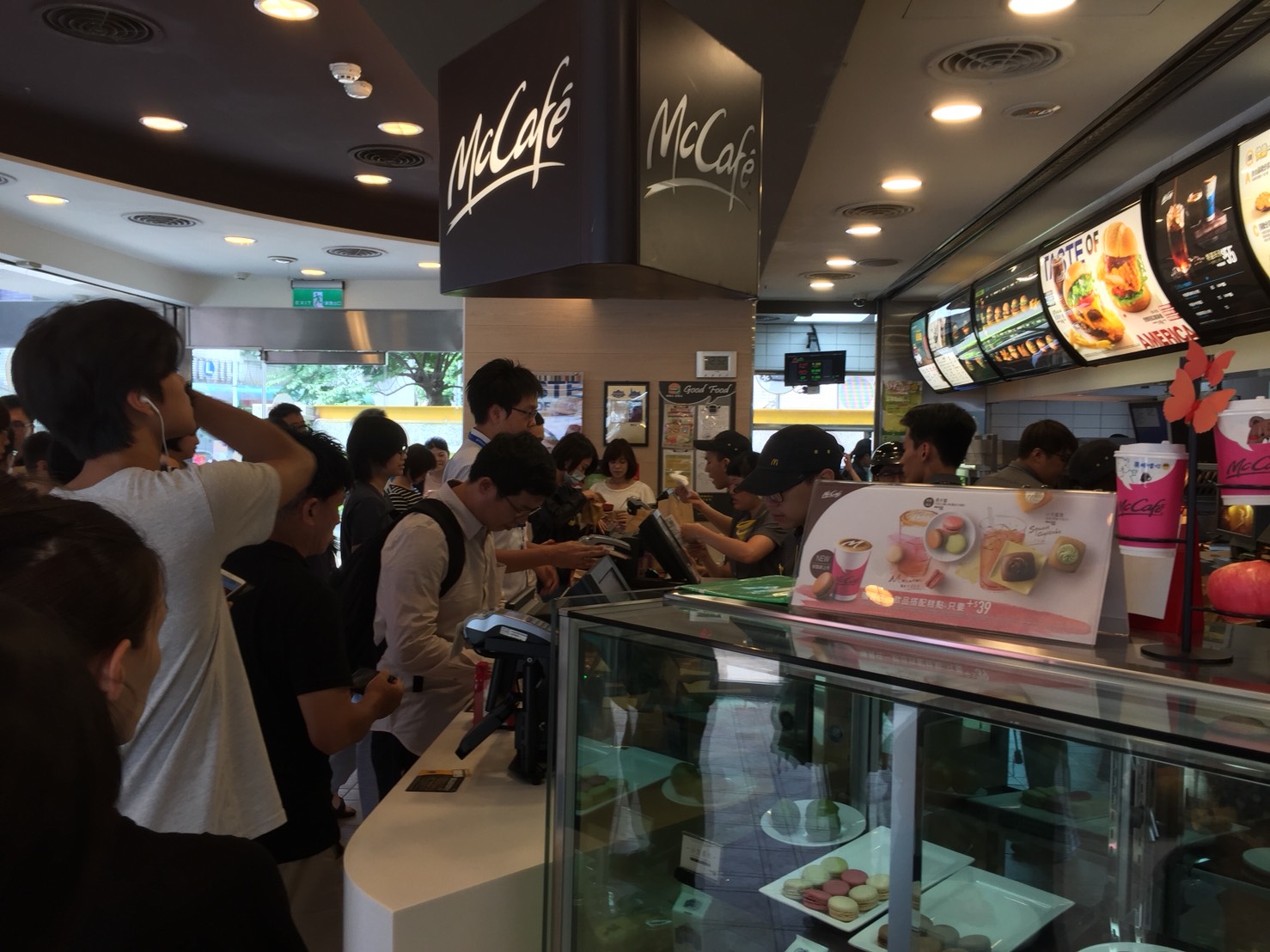 麥當勞推出大麥克買1送1優惠，許多門市已出現長長排隊人龍。