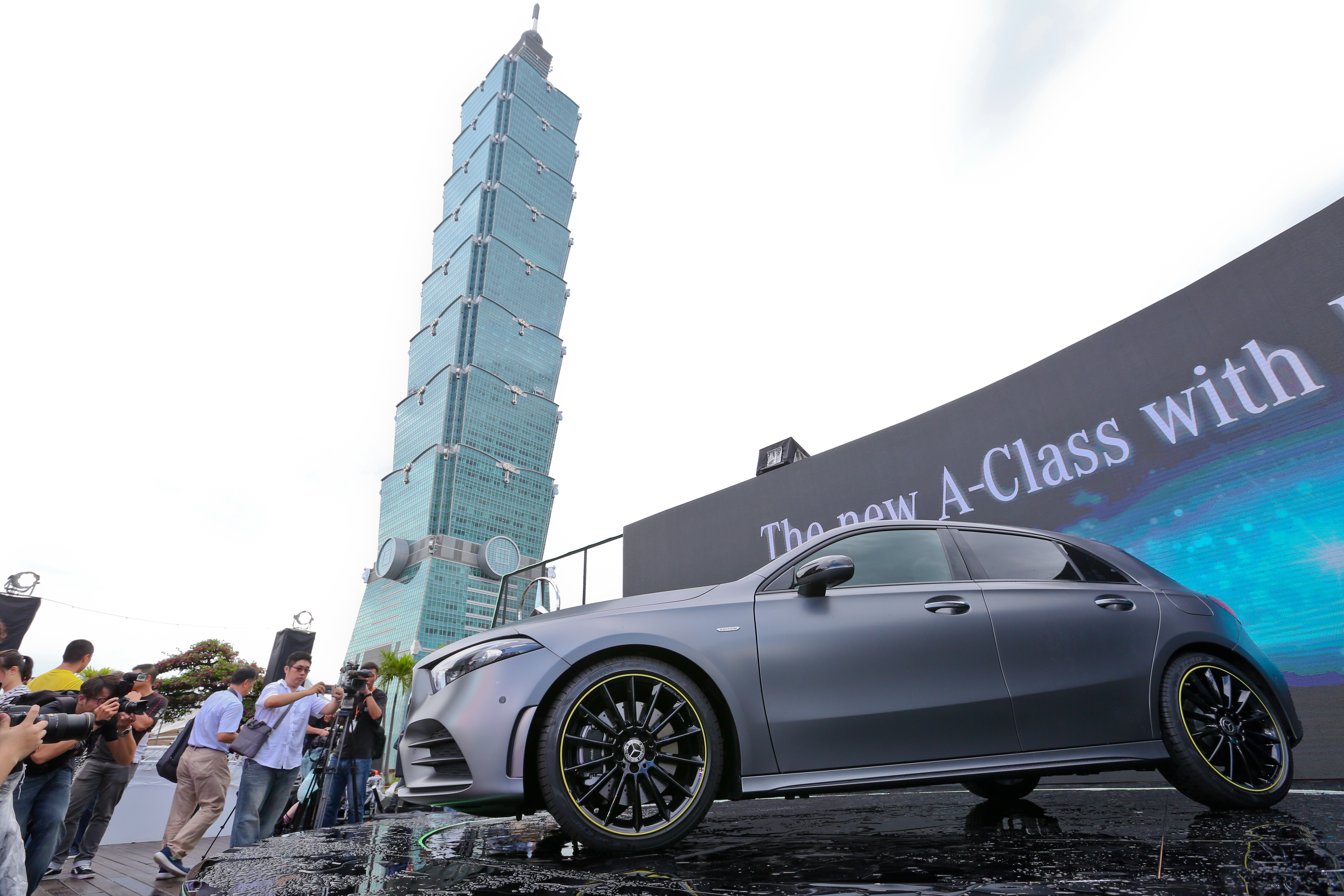 為了吸引車主嚐鮮，賓士還打出低於選配價格近2萬元的超值優惠。