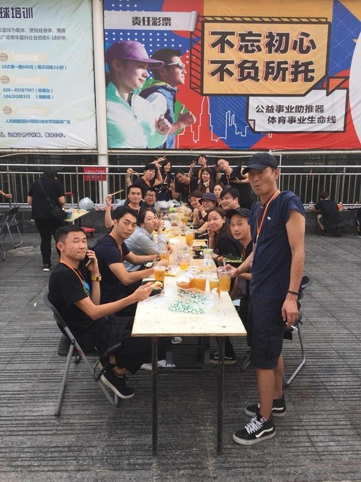 源活製作的楊丞琳演唱會，團隊在成都場館外放飯，場面歡樂如同野餐。（翻攝自源活娛樂臉書）