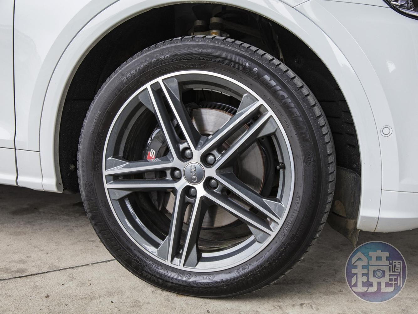 標配20吋鋁合金輪圈、搭配255/45 R20寬幅跑胎,展現強烈熱血的運動氣息。