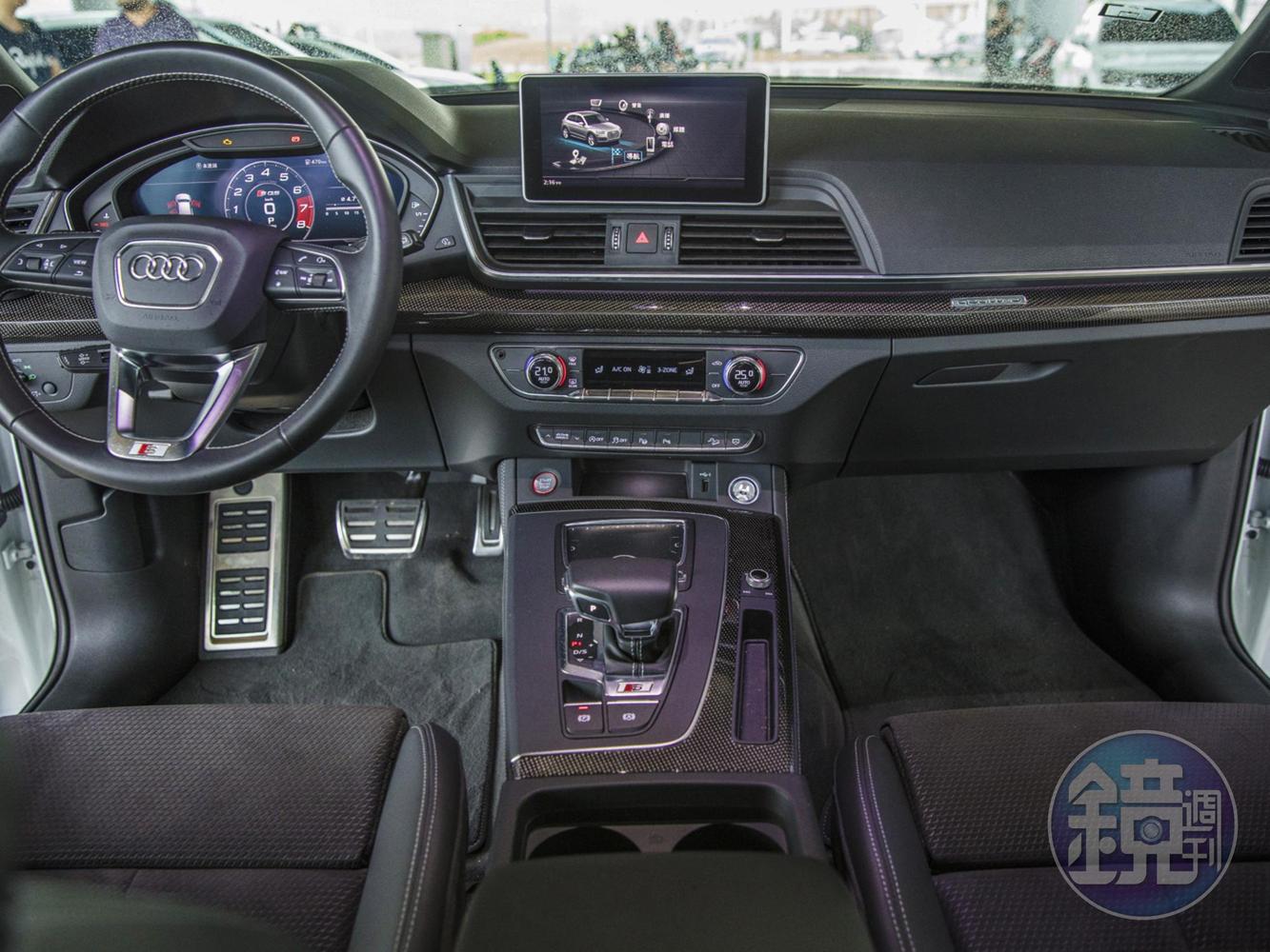 搭載12.3吋Audi Virtual Cockpit全數位虛擬座艙,將所有駕駛資訊、導航功能及車載娛樂系統詳細整合於駕駛前方儀錶板中。