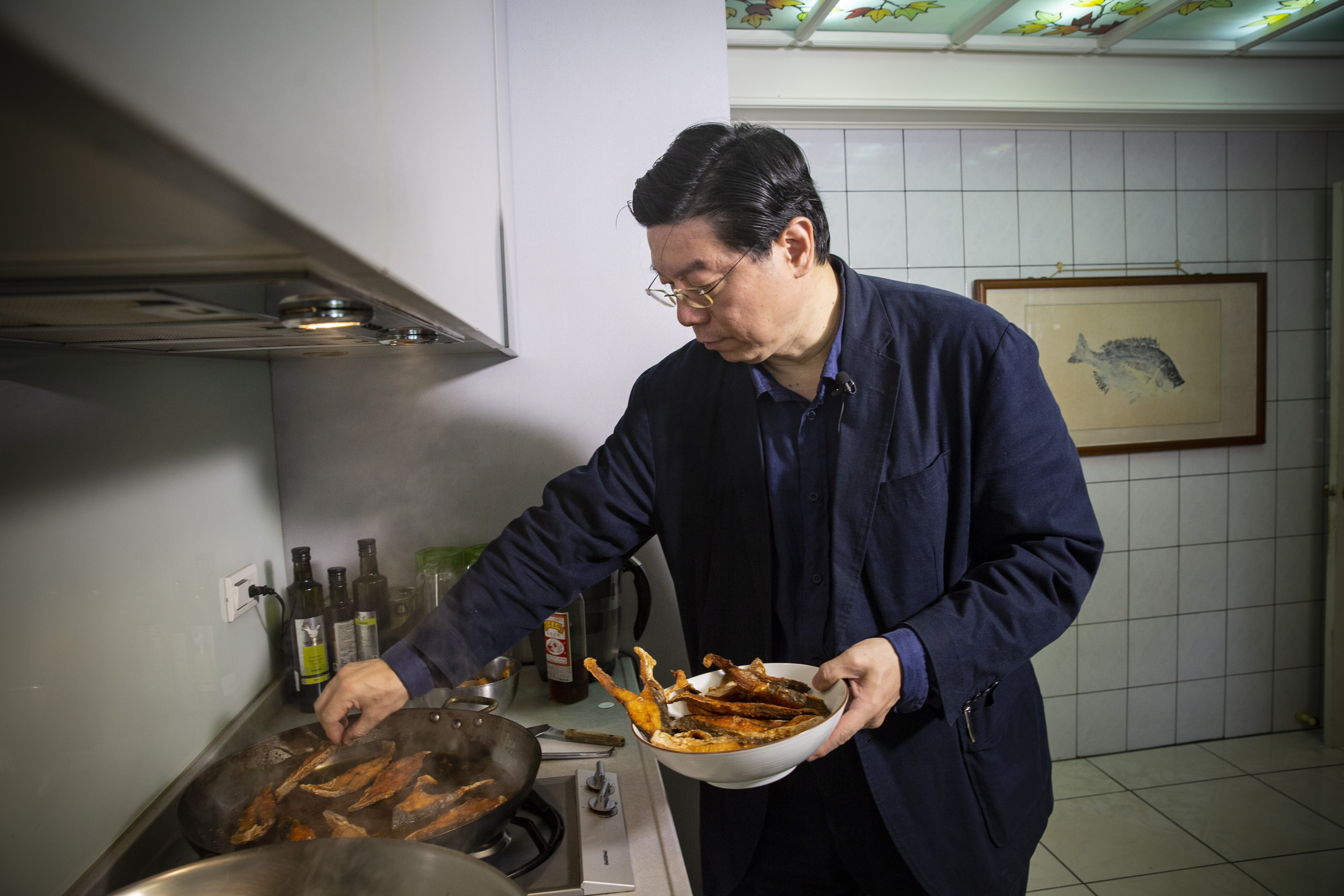 自家廚房是裴偉的天下，家庭日他煮飯，媽媽、老婆、一對雙胞胎兒子，誰都不准缺席。