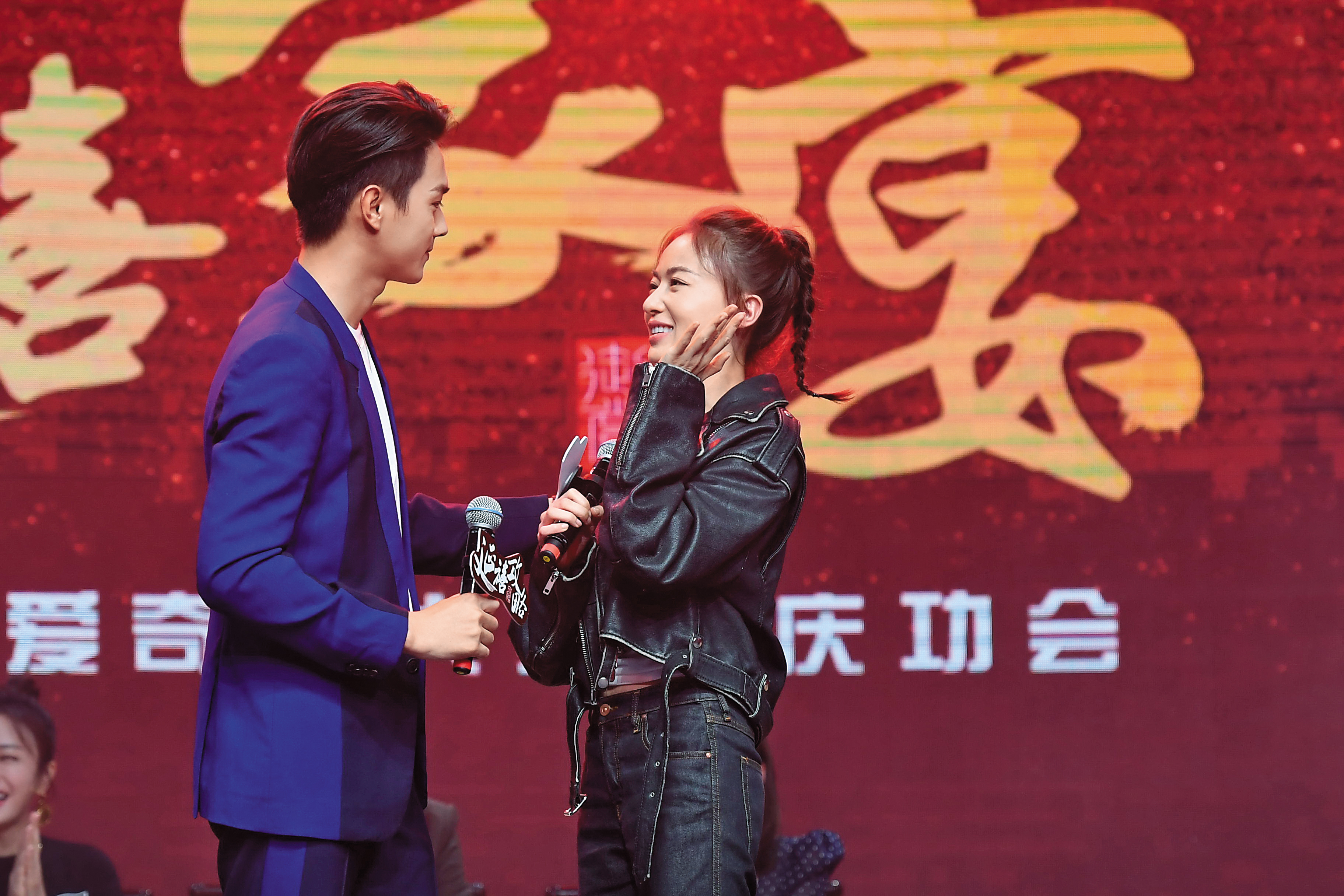 許凱飾演富察傅恆（左），在戲裡守護魏瓔珞（吳謹言飾，右）一輩子的深情，感動許多觀眾，兩人戲裡遺憾，戲外互動有點曖昧。（東方IC）