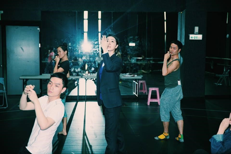 「耳東劇團」創團作《服妖之鑑》，由今年台北電影獎新科最佳女主角謝盈萱（中）擔任要角。（翻攝自耳東劇團臉書）