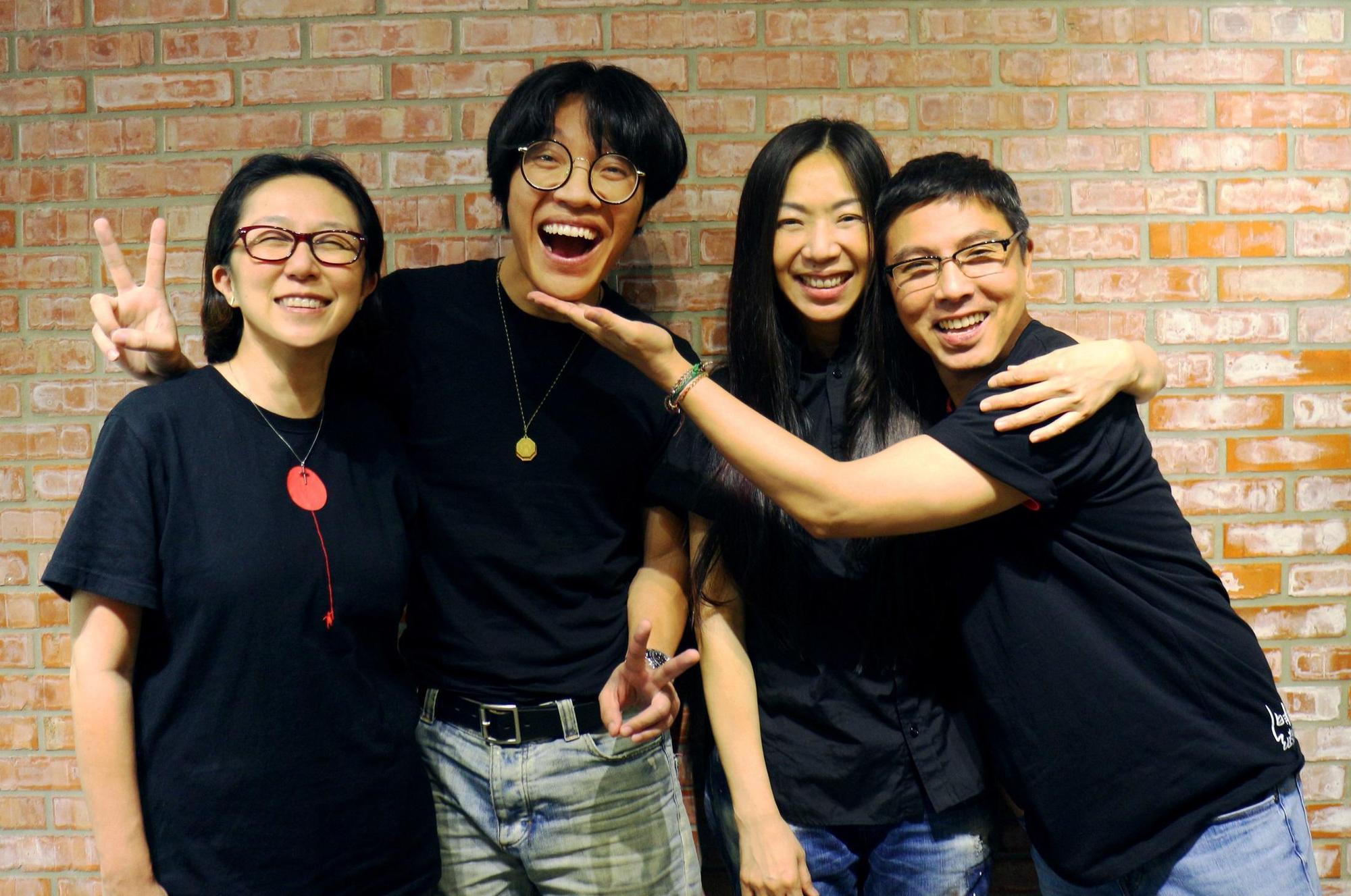 萬芳宣佈邀請盧廣仲擔任高雄演唱會嘉賓,兩人與演唱會導演郭蘅祈跟音樂總監黃韻玲相見歡。(聯成娛樂提供)