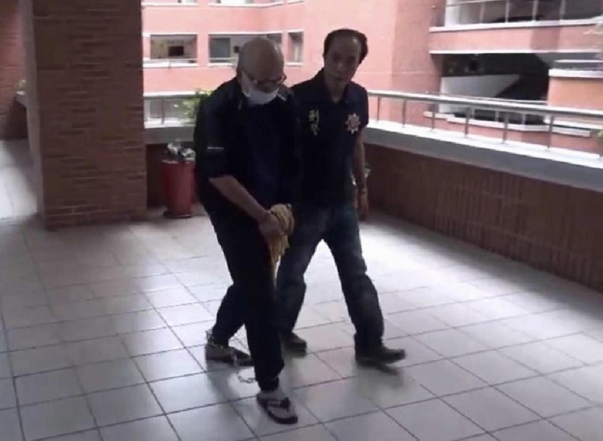 涉嫌殺害情敵的嫌犯黃永茂（左）在逃亡1年多後，被彰化警方查獲。（警方提供）