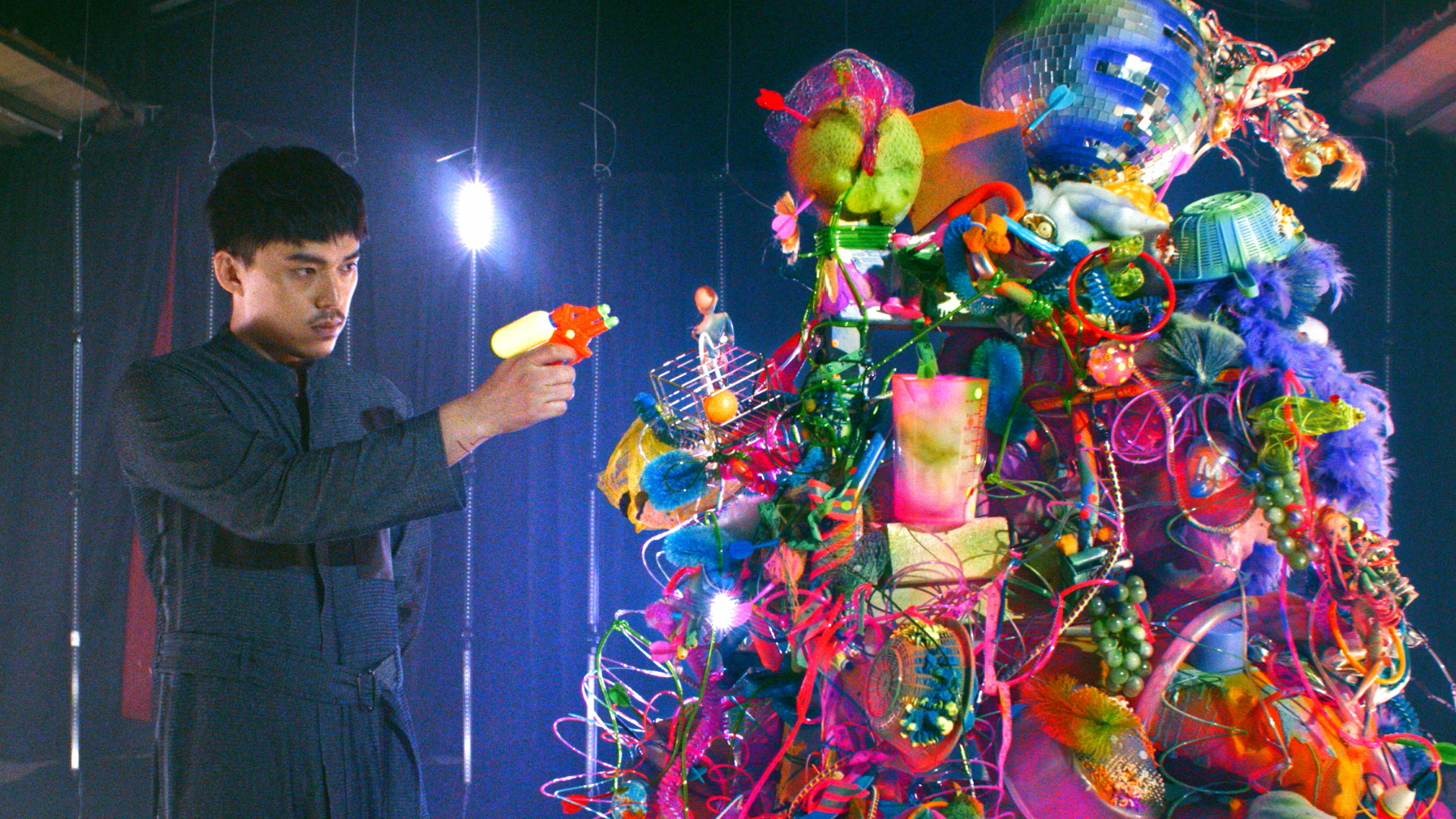 HUSH在MV中使用的大型裝置藝術。（相知音樂提供）