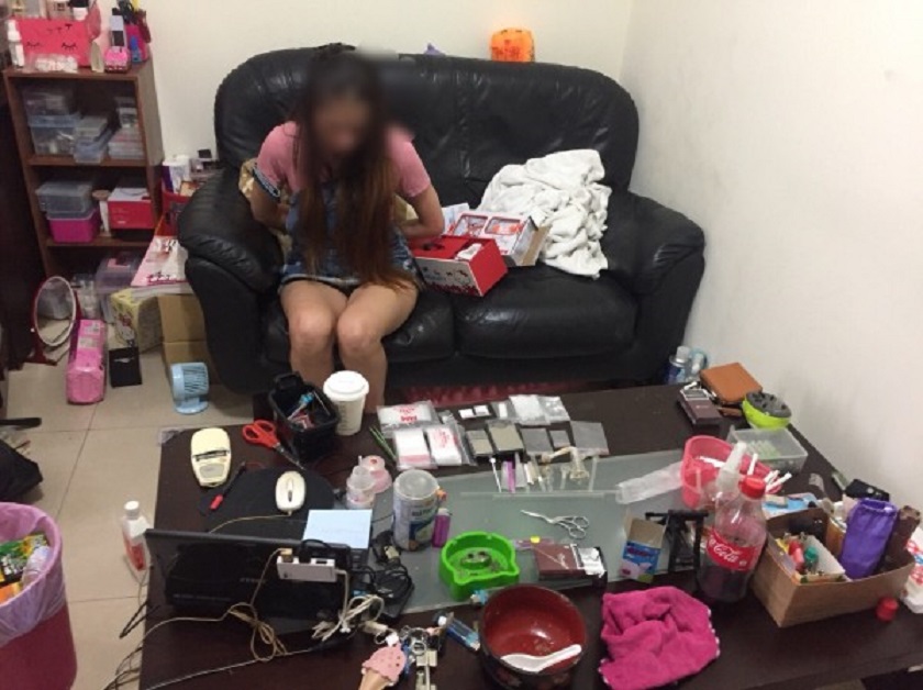 新竹縣竹東警分局員警昨天到新竹市，逮捕涉嫌利用日租套房販毒的彭女。（警方提供）