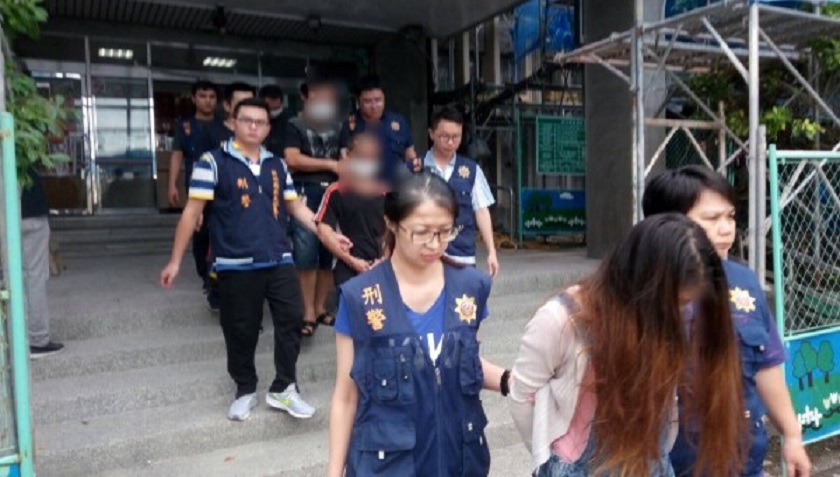 新竹縣竹東警分局成功瓦解以彭女(前排中長髮者)為首的販毒集團。(警方提供)
