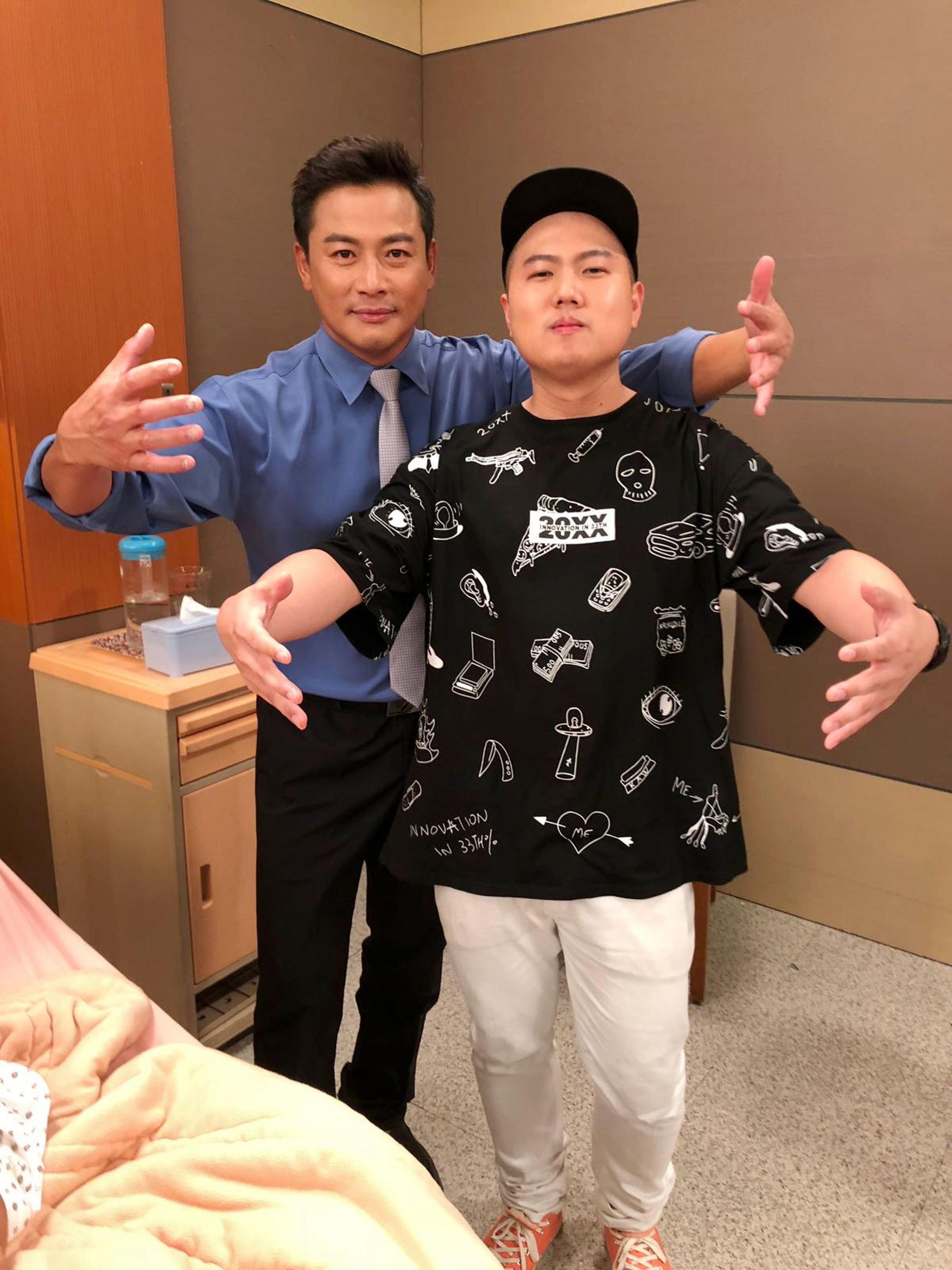 洋蔥看到偶像江宏恩，興奮模仿抱火爐的動作。