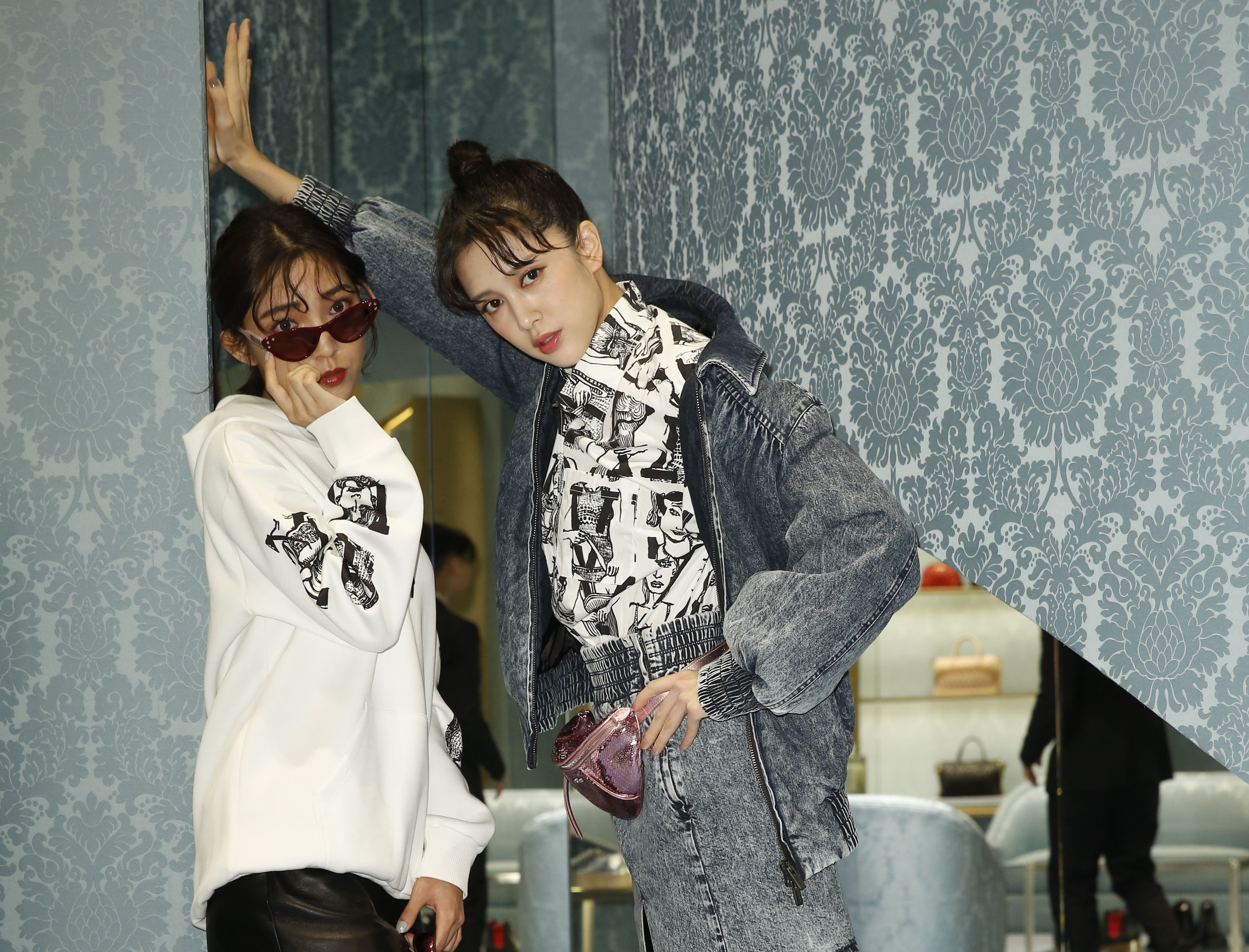 高雋雅〈左〉身穿Miu Miu字母棉質連帽衫NT$46,000、短皮裙NT$46,000；劉奕兒身上的字母印花襯衫NT$27,500、水洗丹寧夾克NT$55,500、開衩短裙NT$23,000。