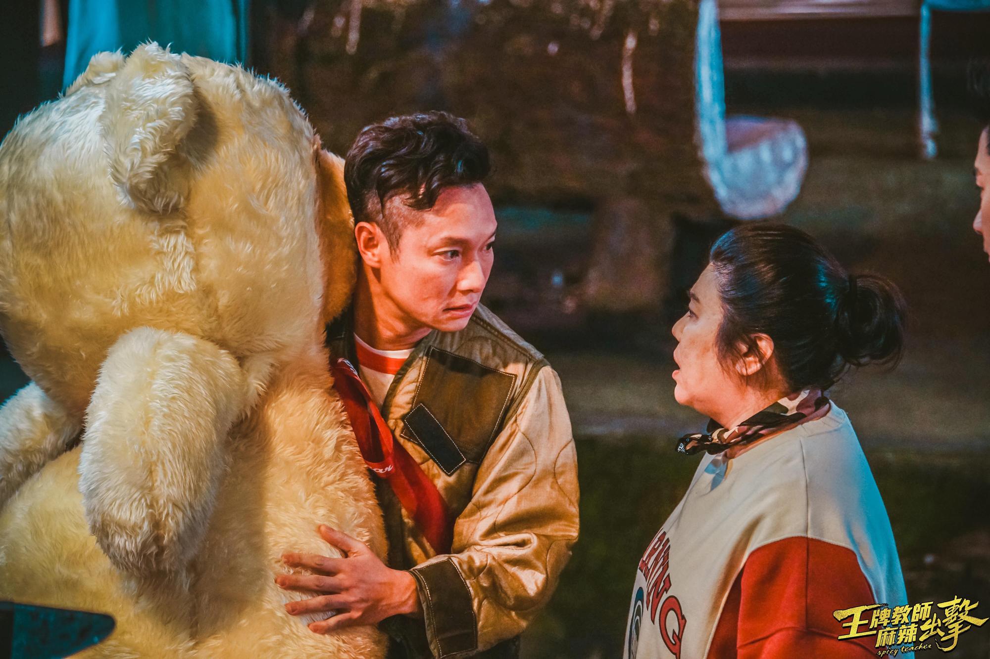 謝祖武飾演的「磊哥」重返校園，與林美秀這位「佟老師」一起帶領棒球隊，兩人之間也產生微妙情愫。（奧瑪優勢提供）