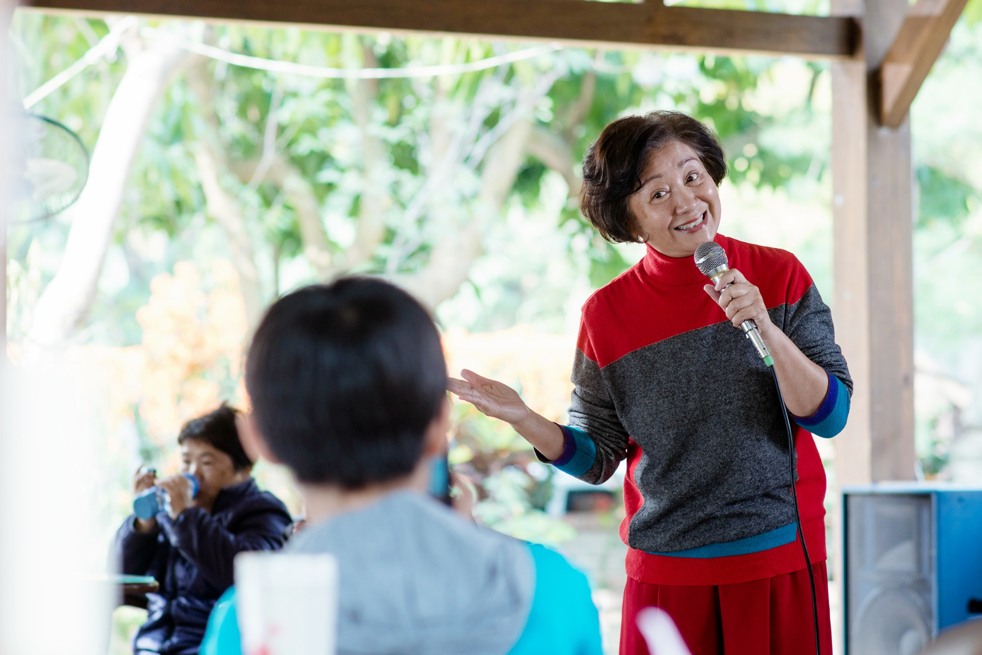 鮑起靜飾演以樂觀態度面對人生最後日子的直播網紅,戲中也大開金口親自演唱歌曲。(華映提供)